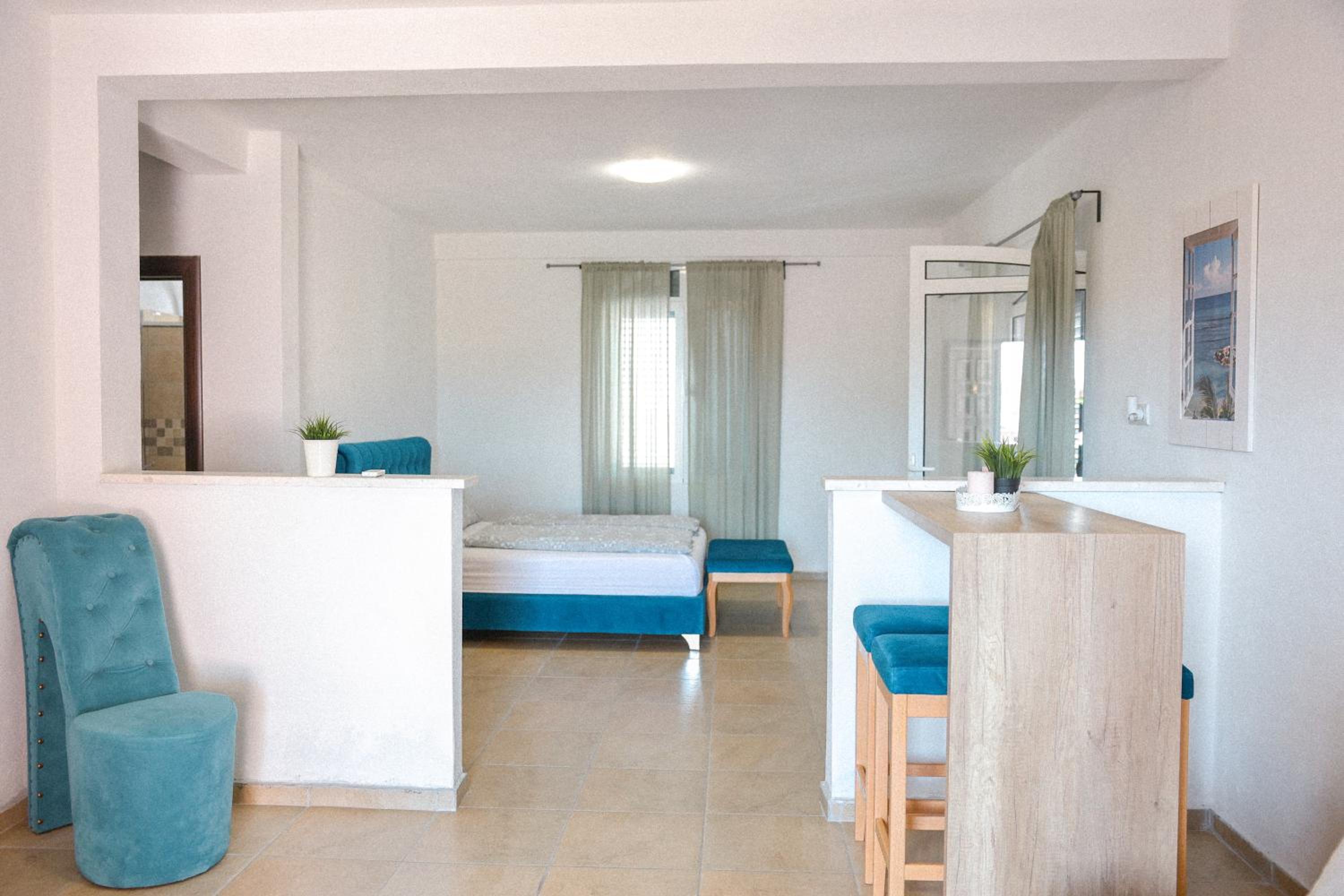 Deluxe Double Room (2 Adults + 1 Child)
