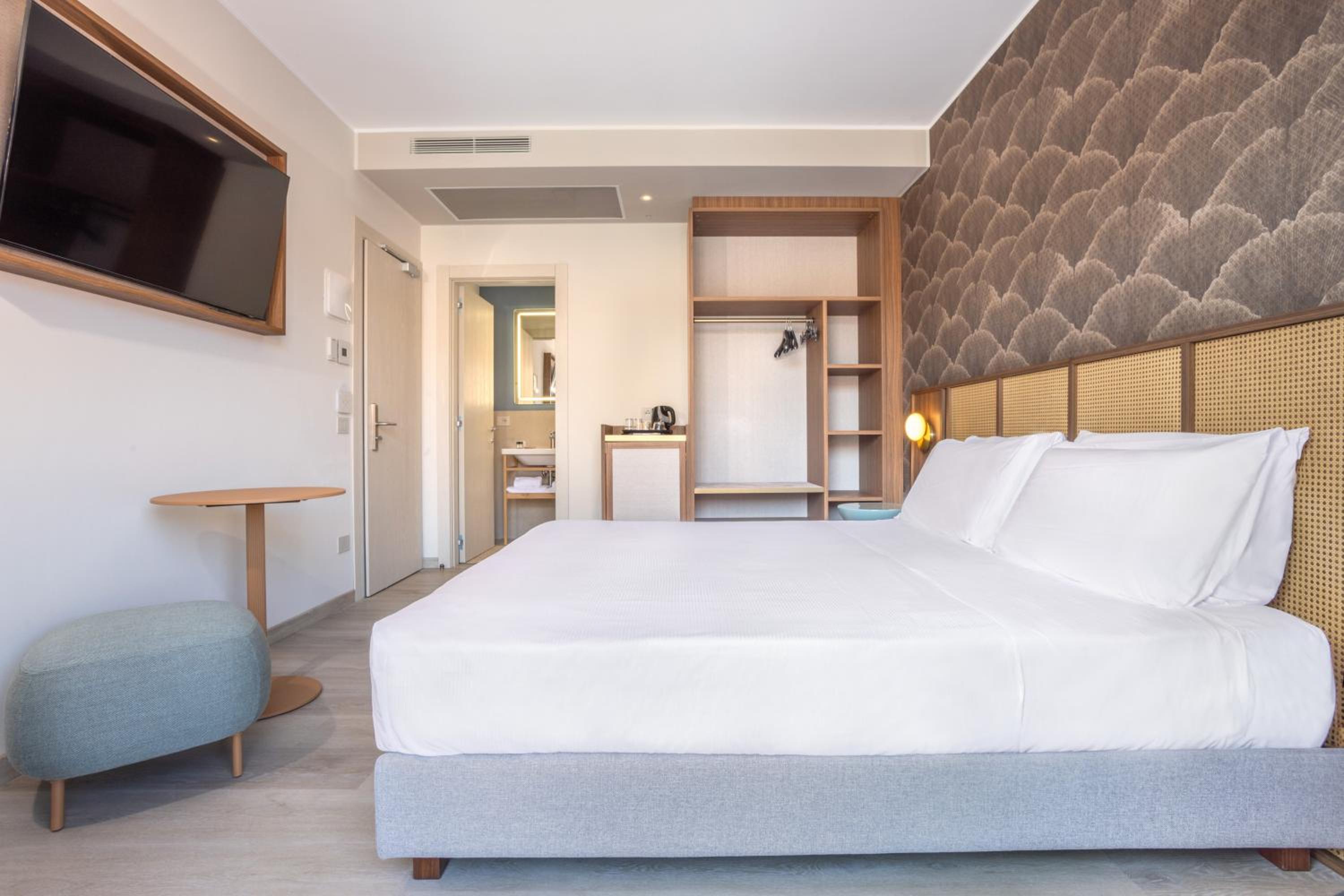 Deluxe Double or Twin Room with Balcony - Photo 17