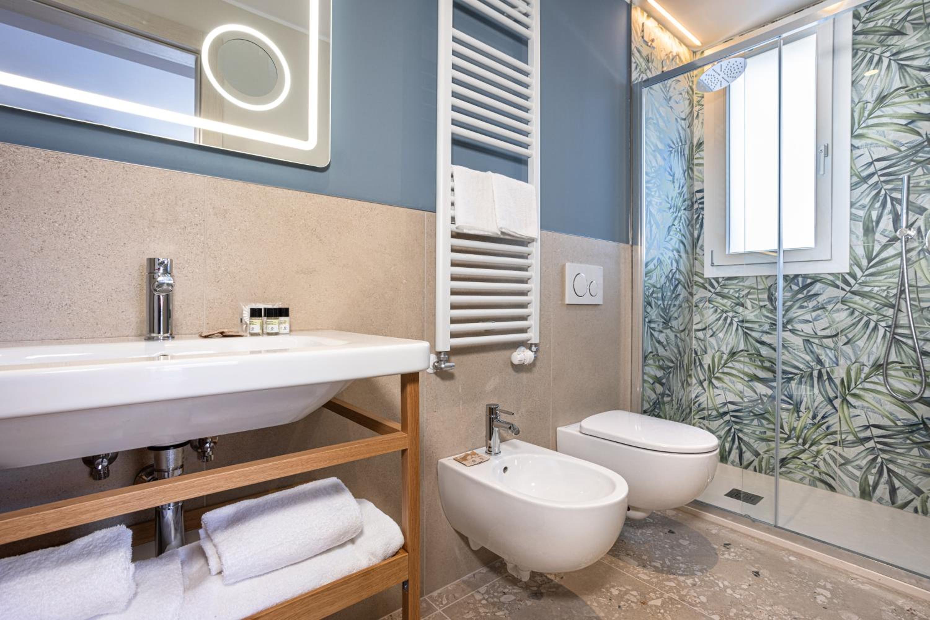Deluxe Double or Twin Room with Balcony - Photo 14