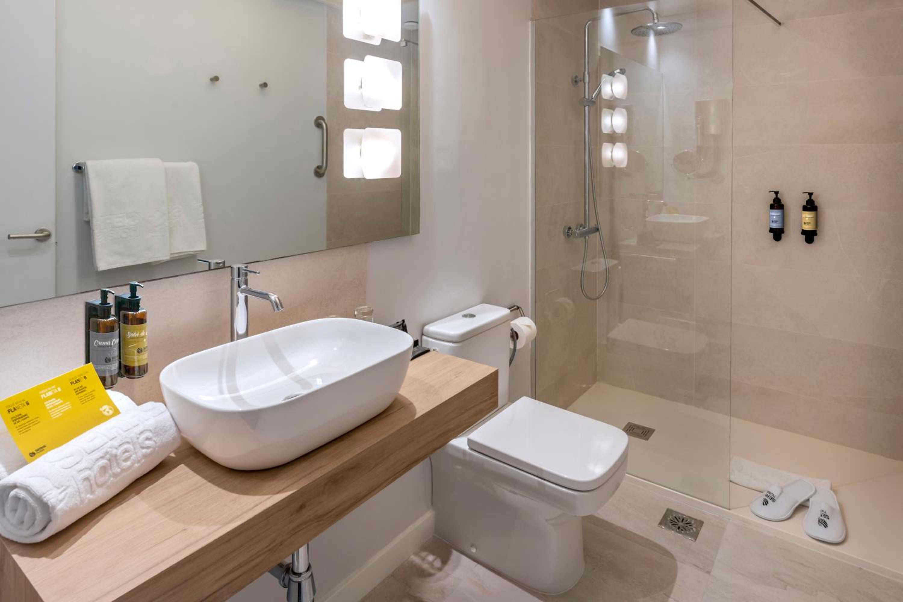 Comfort Double Or Twin Room With Rambla View photo 2