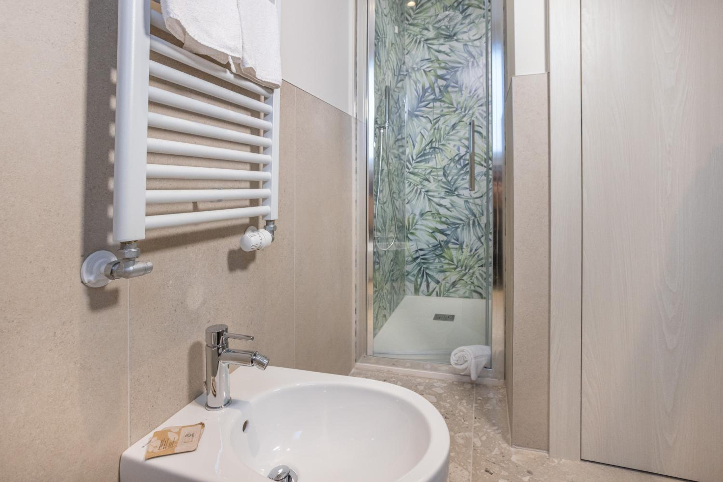 Deluxe Double or Twin Room with Balcony - Photo 9
