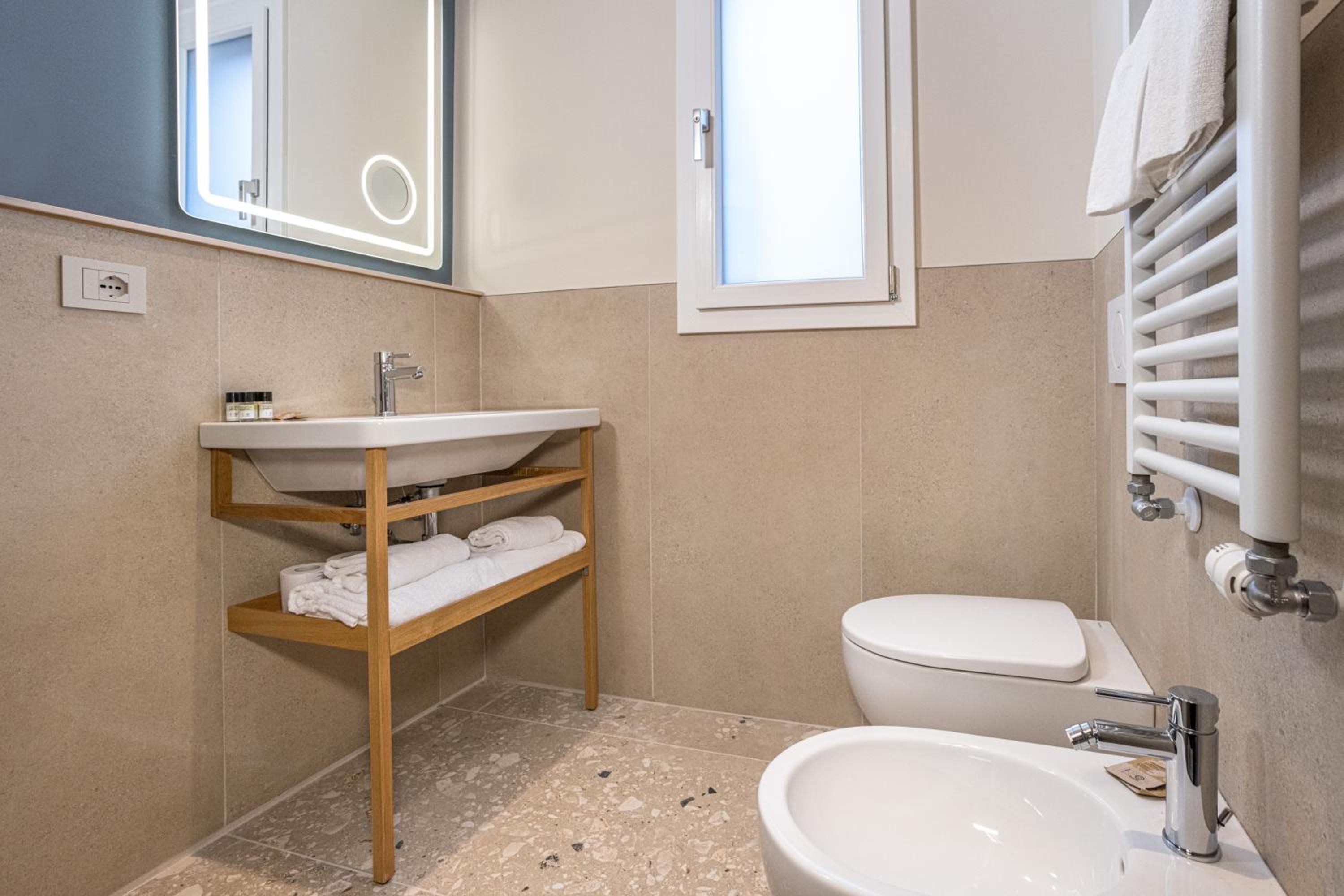 Deluxe Double or Twin Room with Balcony - Photo 10