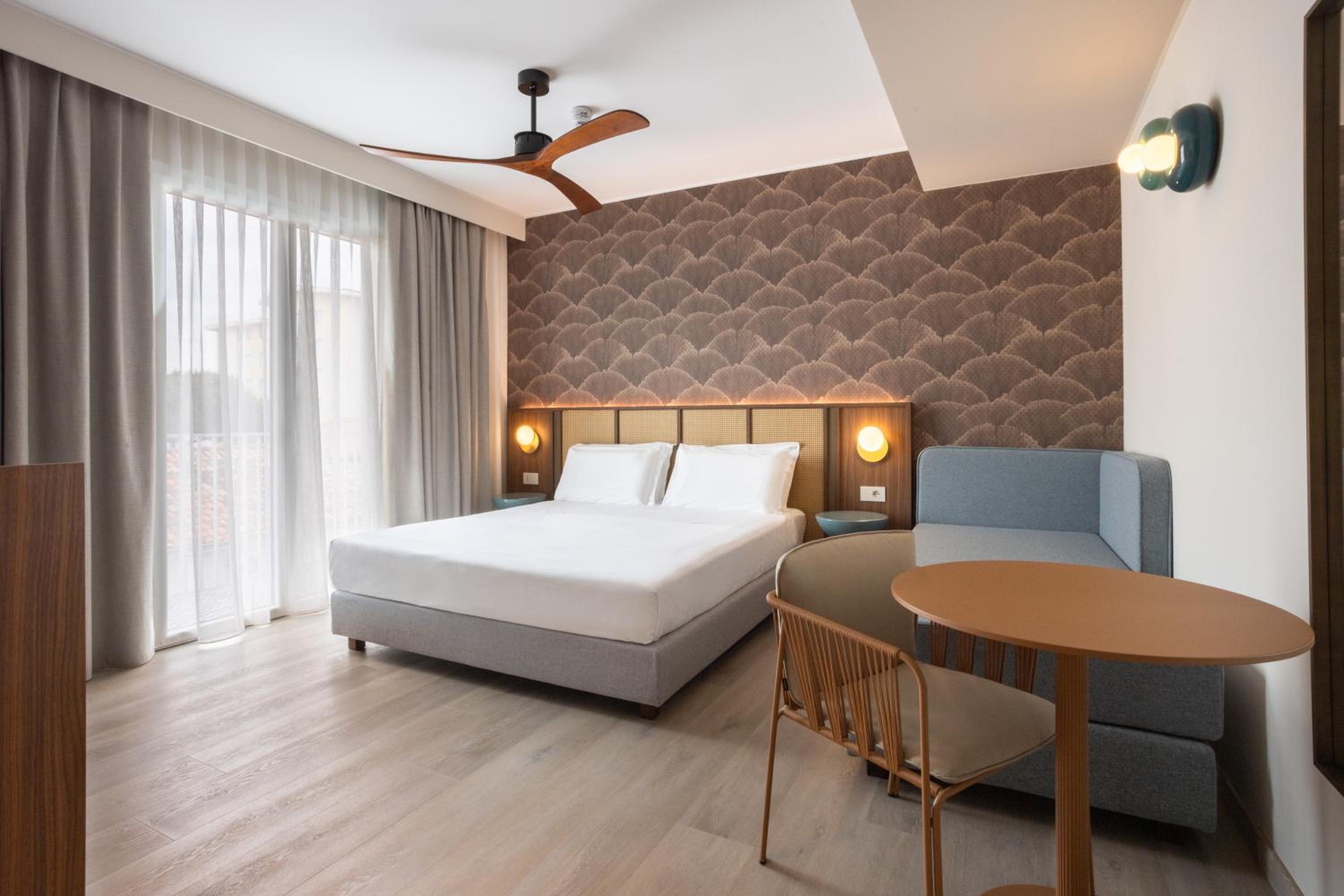 Deluxe Triple Room with Balcony - Photo 14