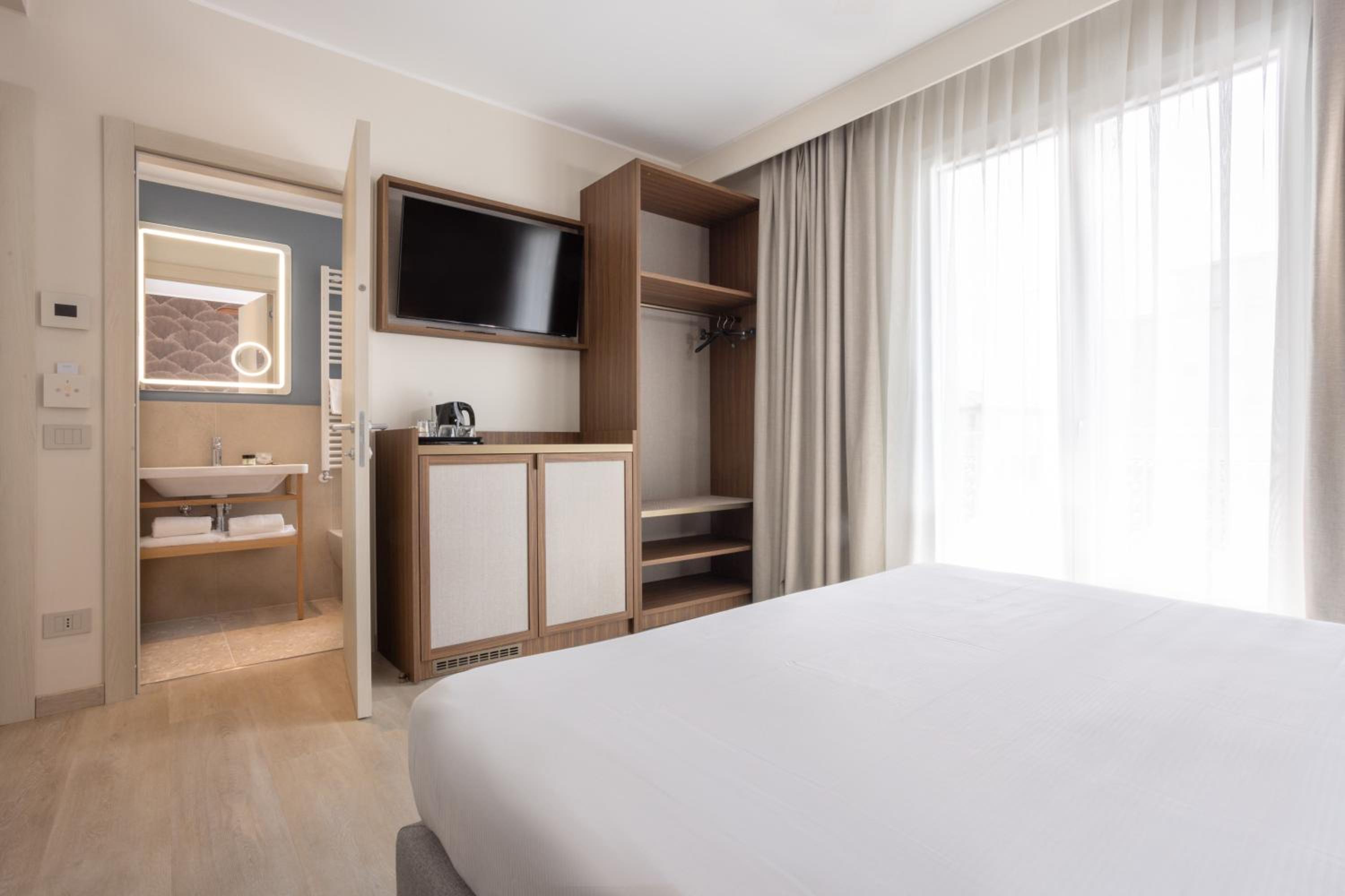 Deluxe Triple Room with Balcony - Photo 7