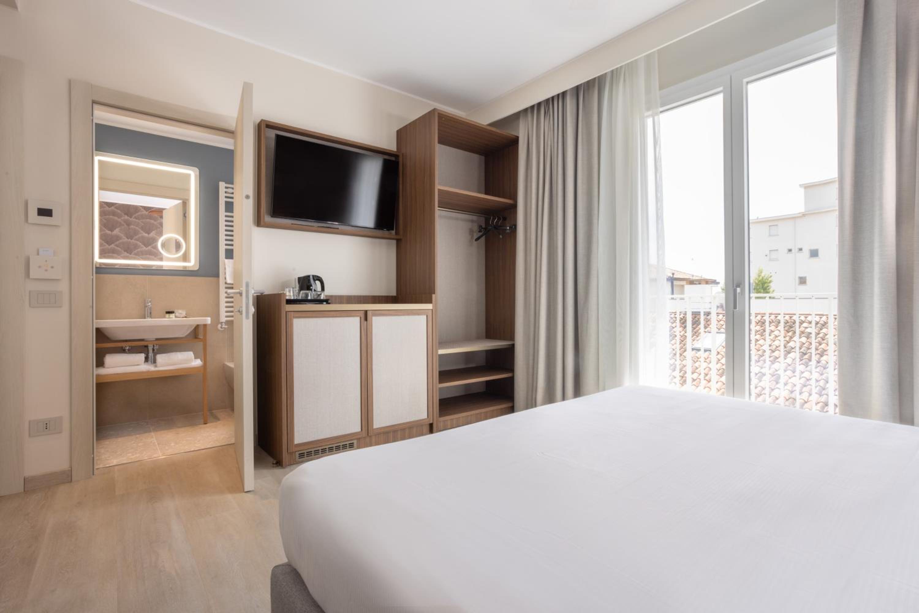 Deluxe Triple Room with Balcony - Photo 6