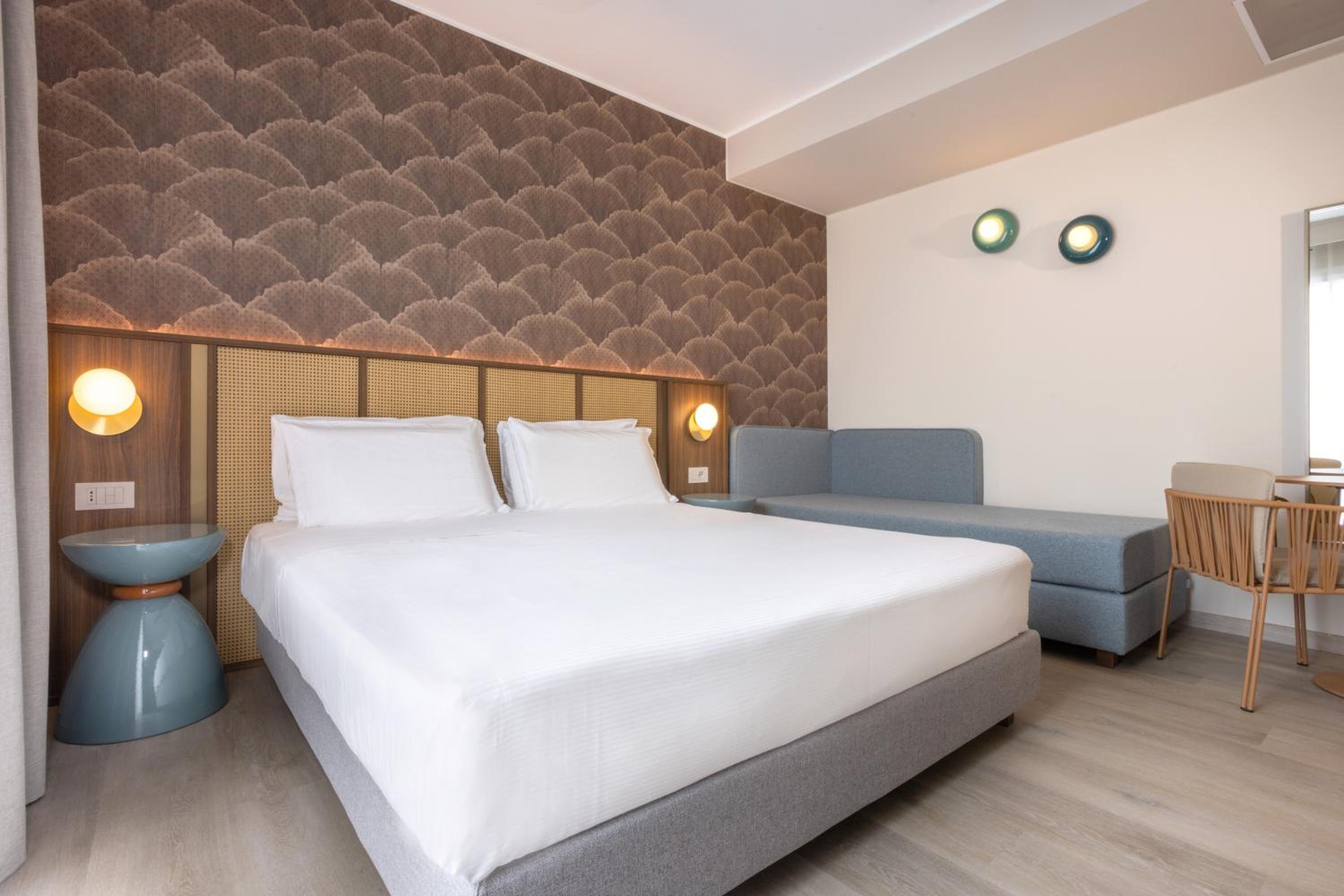 Deluxe Triple Room with Balcony - Photo 5