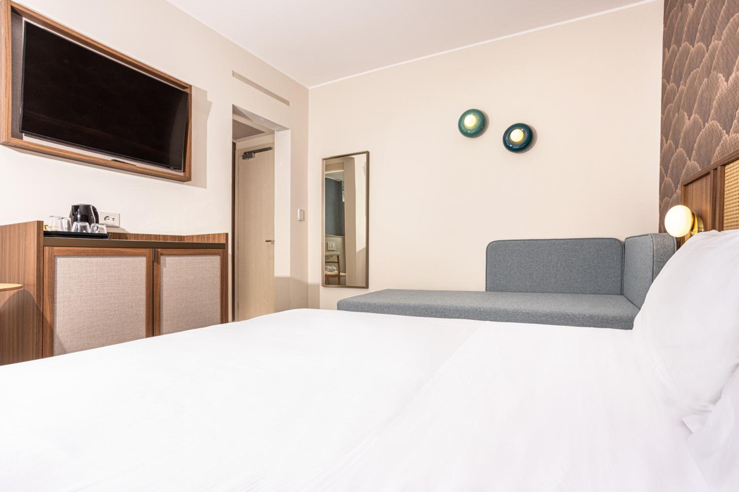 Deluxe Triple Room with Balcony - Photo 8