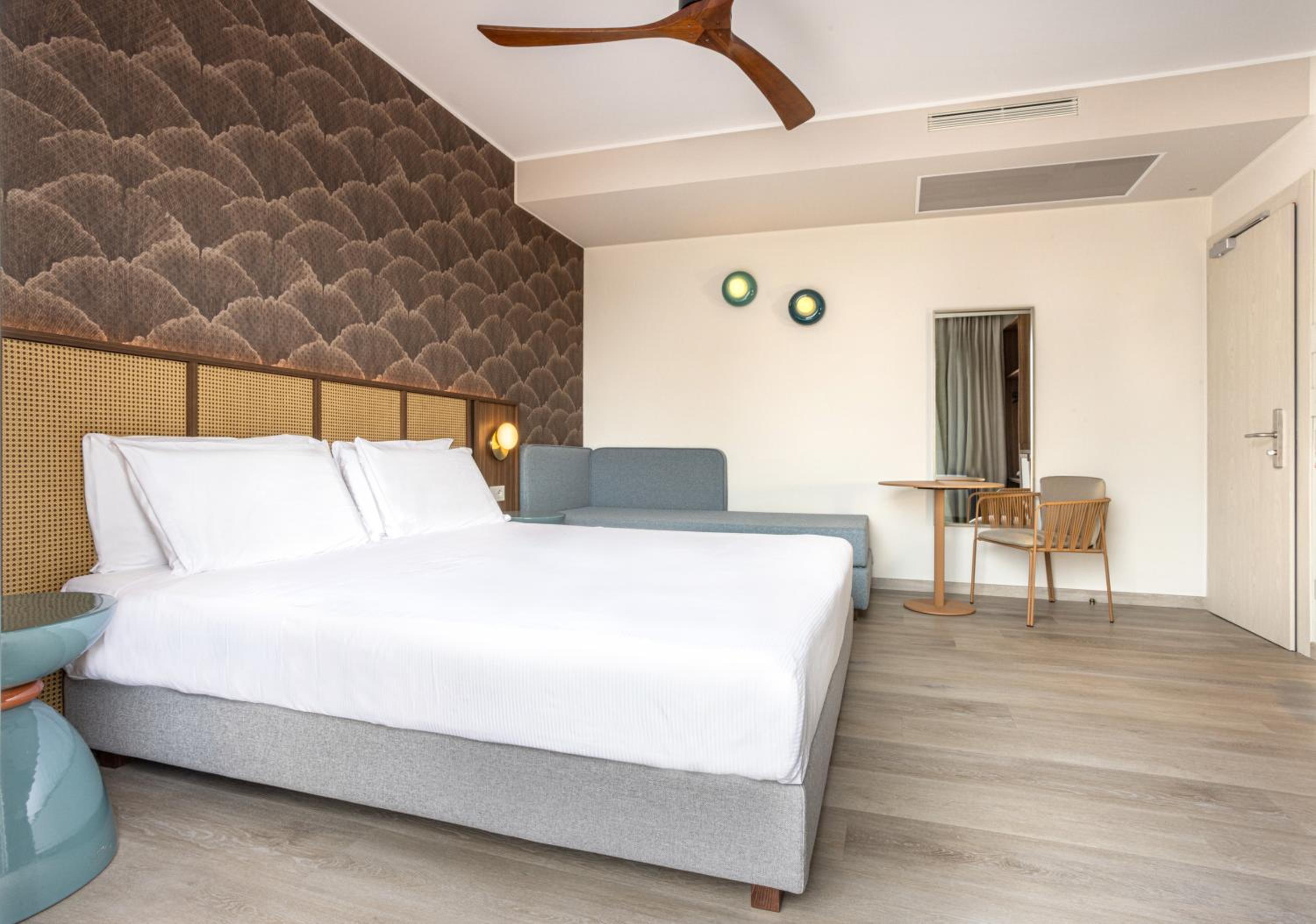 Deluxe Triple Room with Balcony - Photo 4