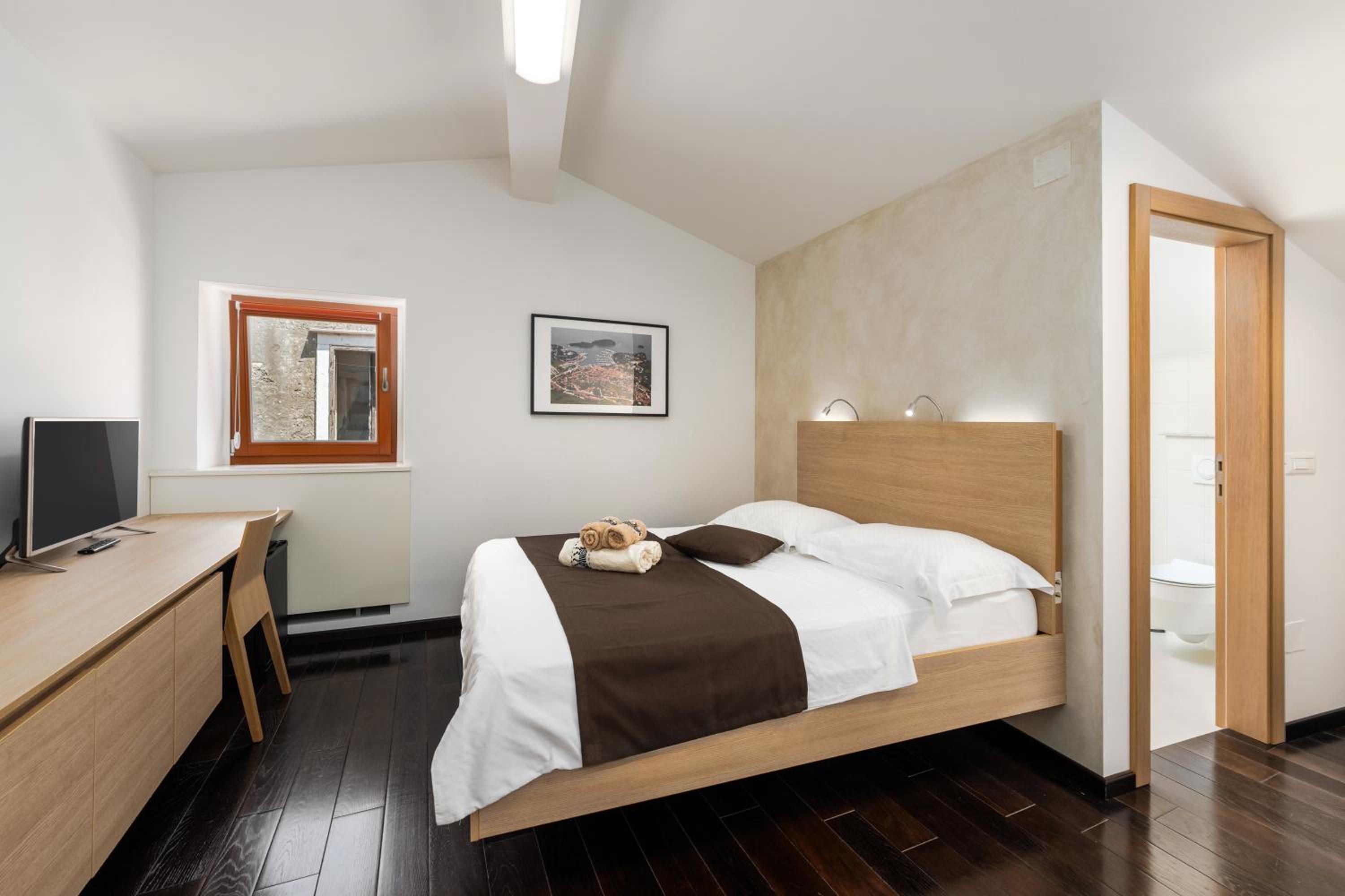 Queen Room photo 1