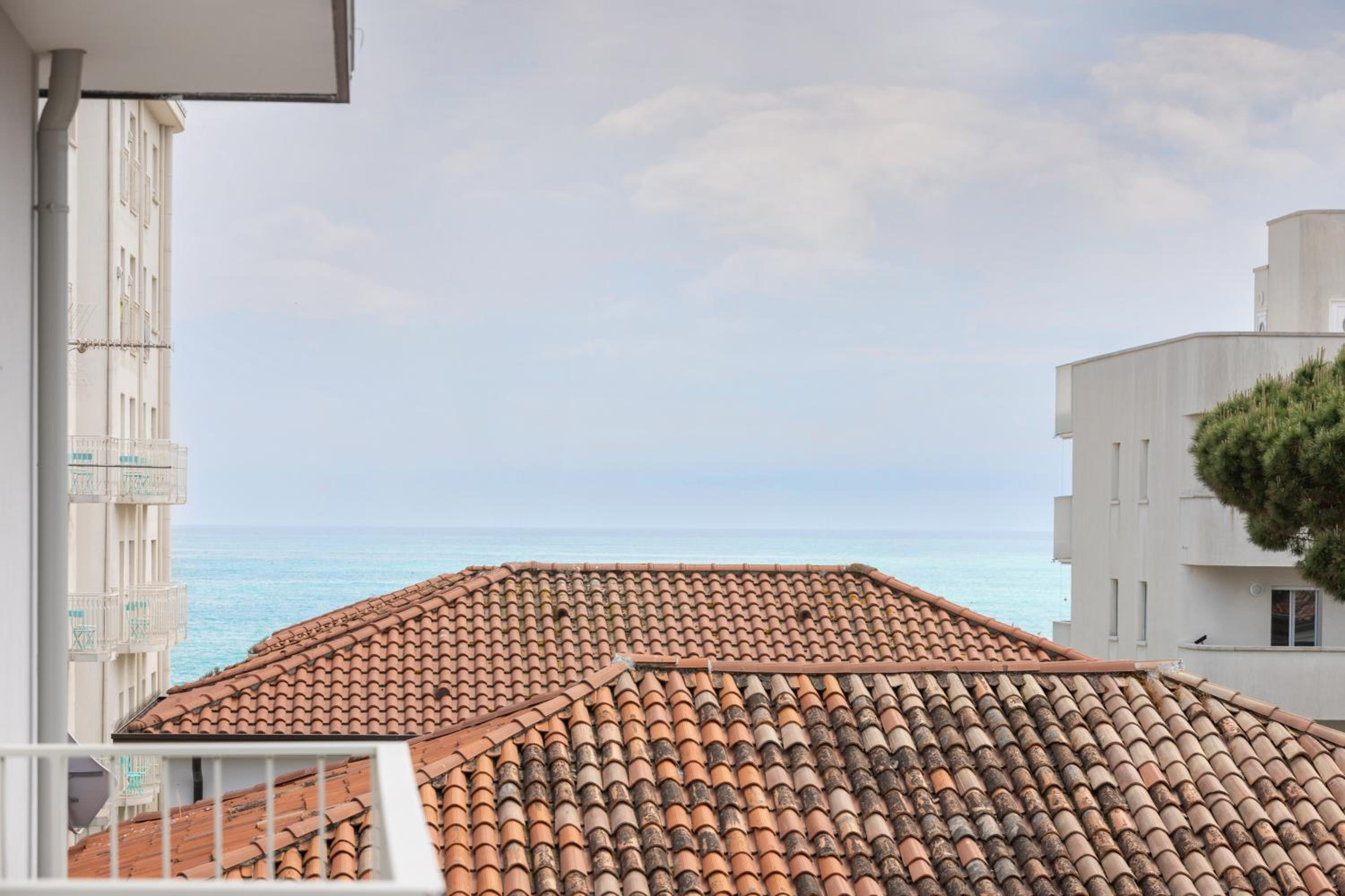 Deluxe Triple Room with Balcony - Photo 10