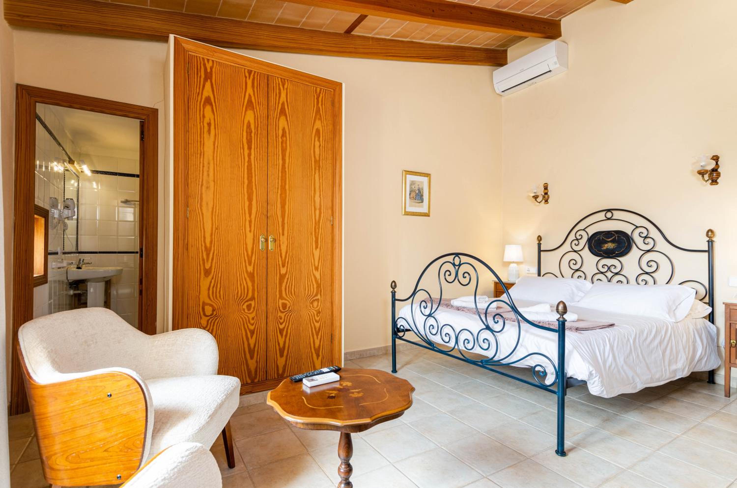 Standard Double Room photo 2