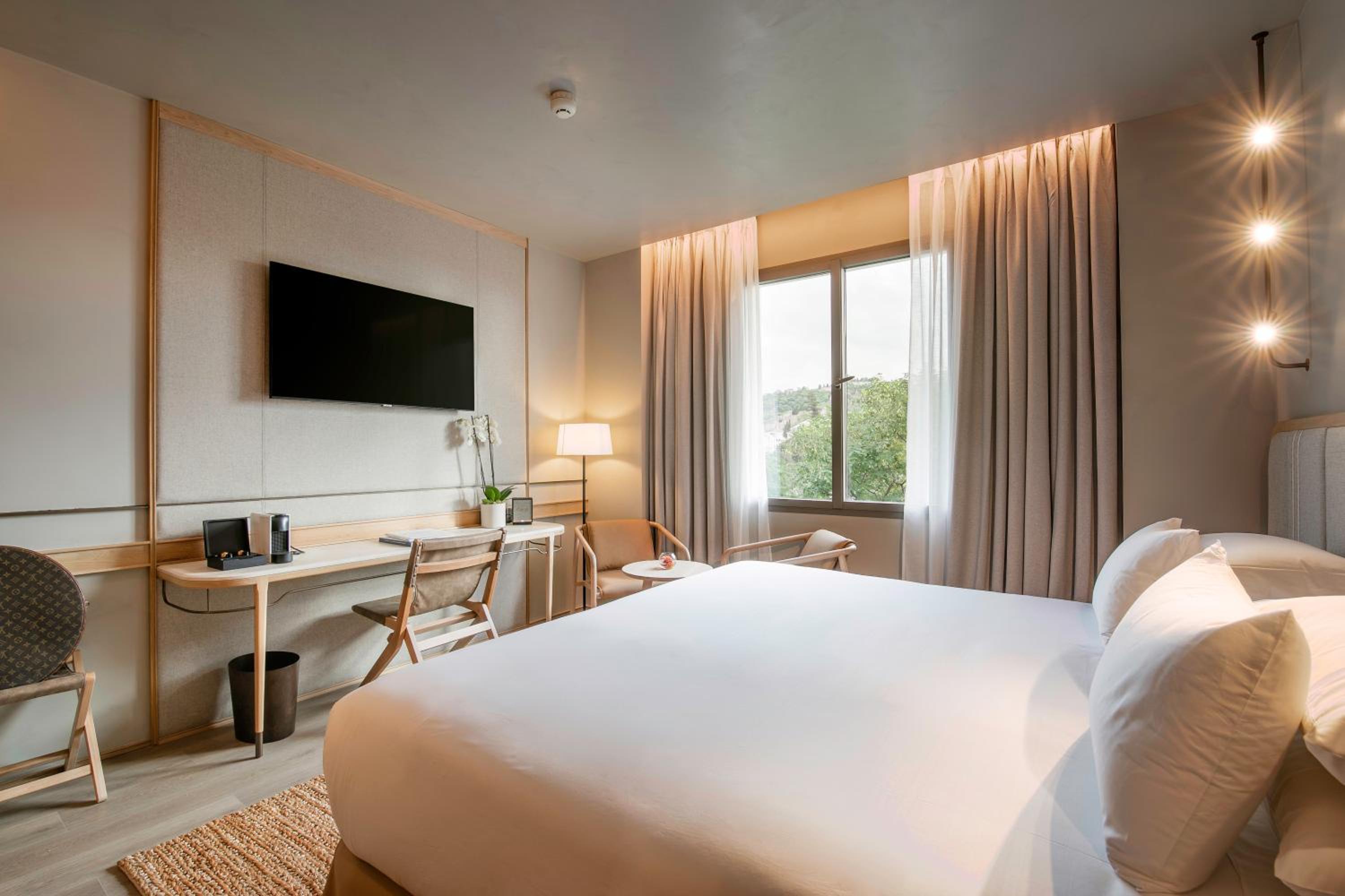 Premium Double Room thumbnail 5