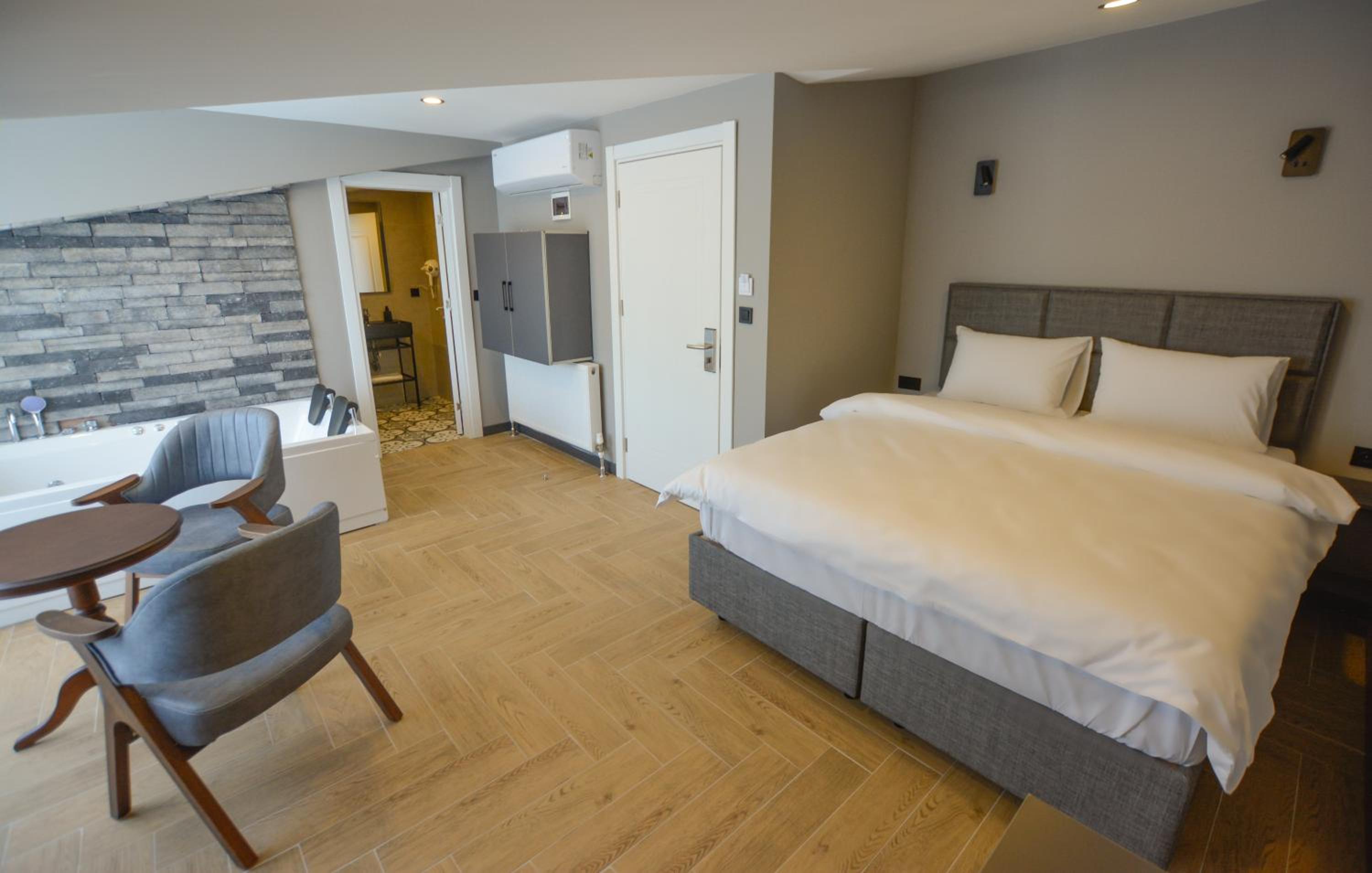 Queen Room with Pool View photo 1