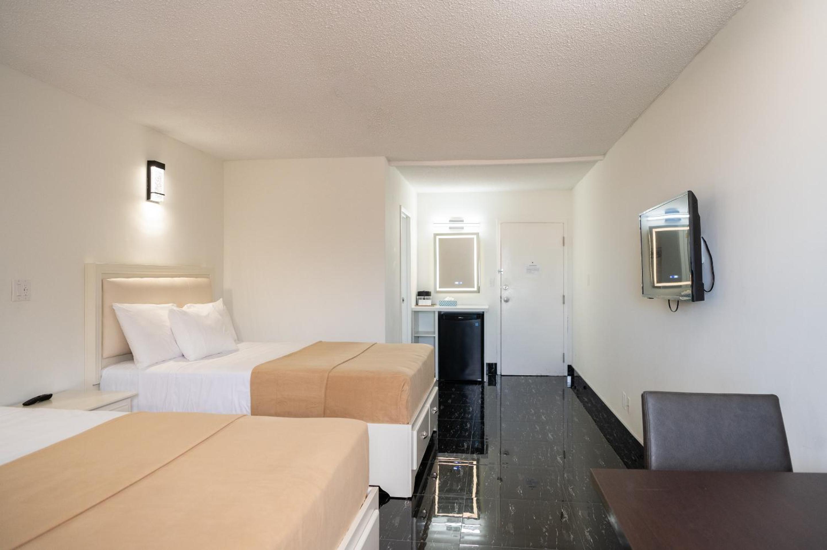 Superior Queen Room with Two Queen Beds - Newly Renovated - Photo 18