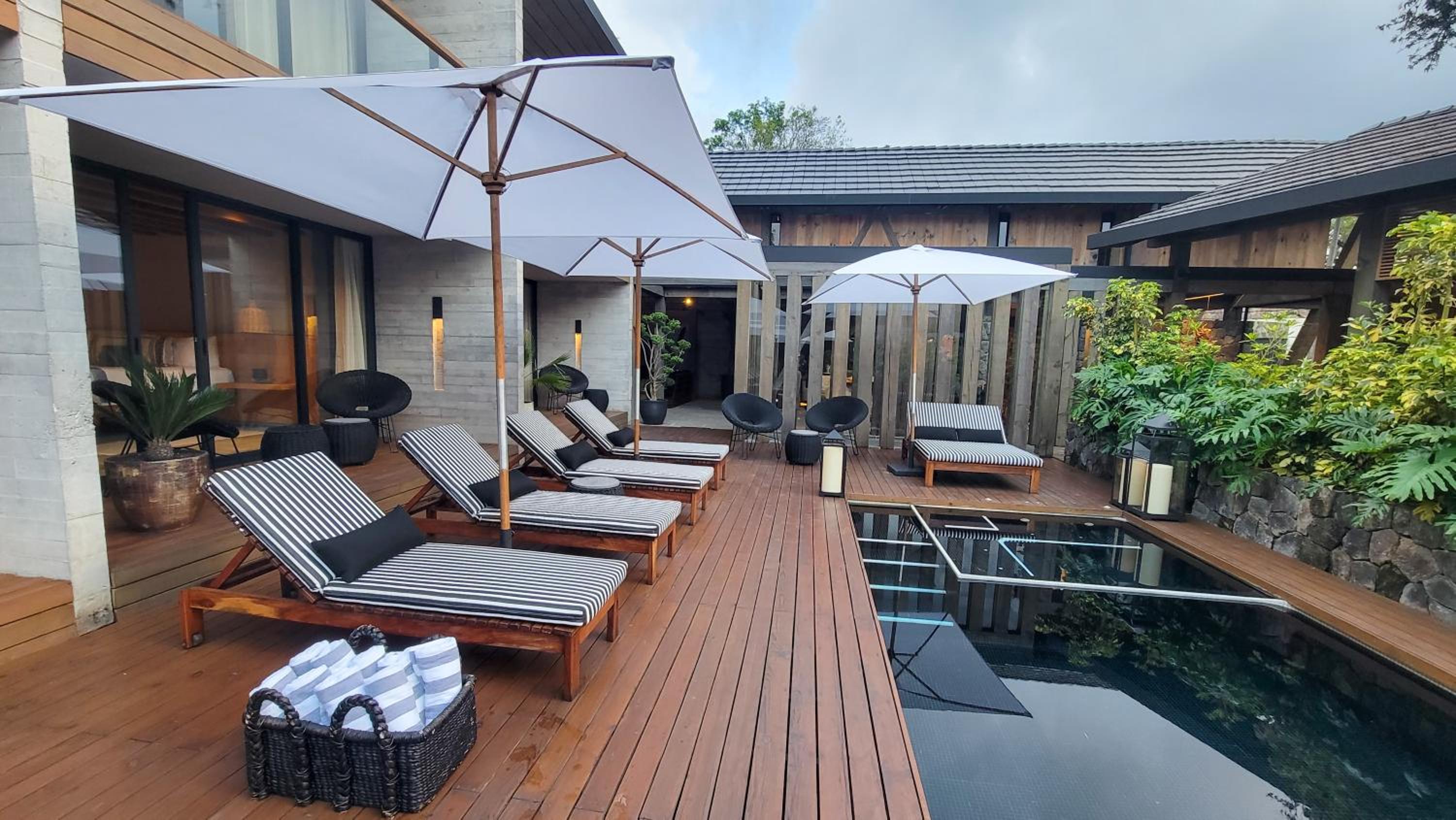 King Suite with Pool View - Photo 10