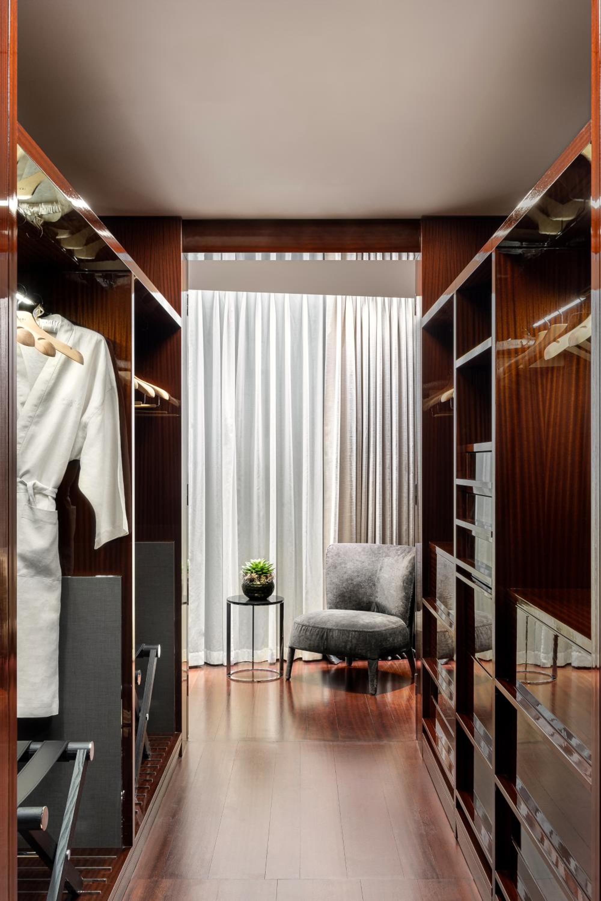 One-Bedroom King Suite with Urban View thumbnail 6