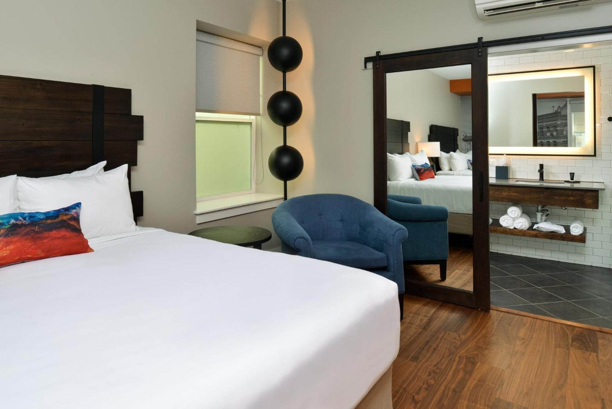 Standard Queen Room with Two Queen Beds - Photo 3