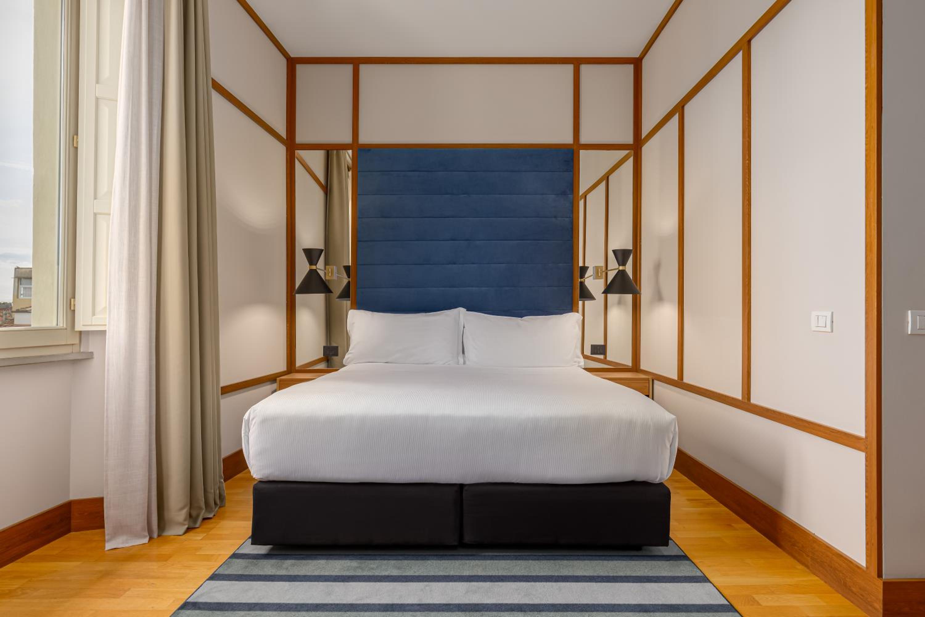 Deluxe Double Room thumbnail 5