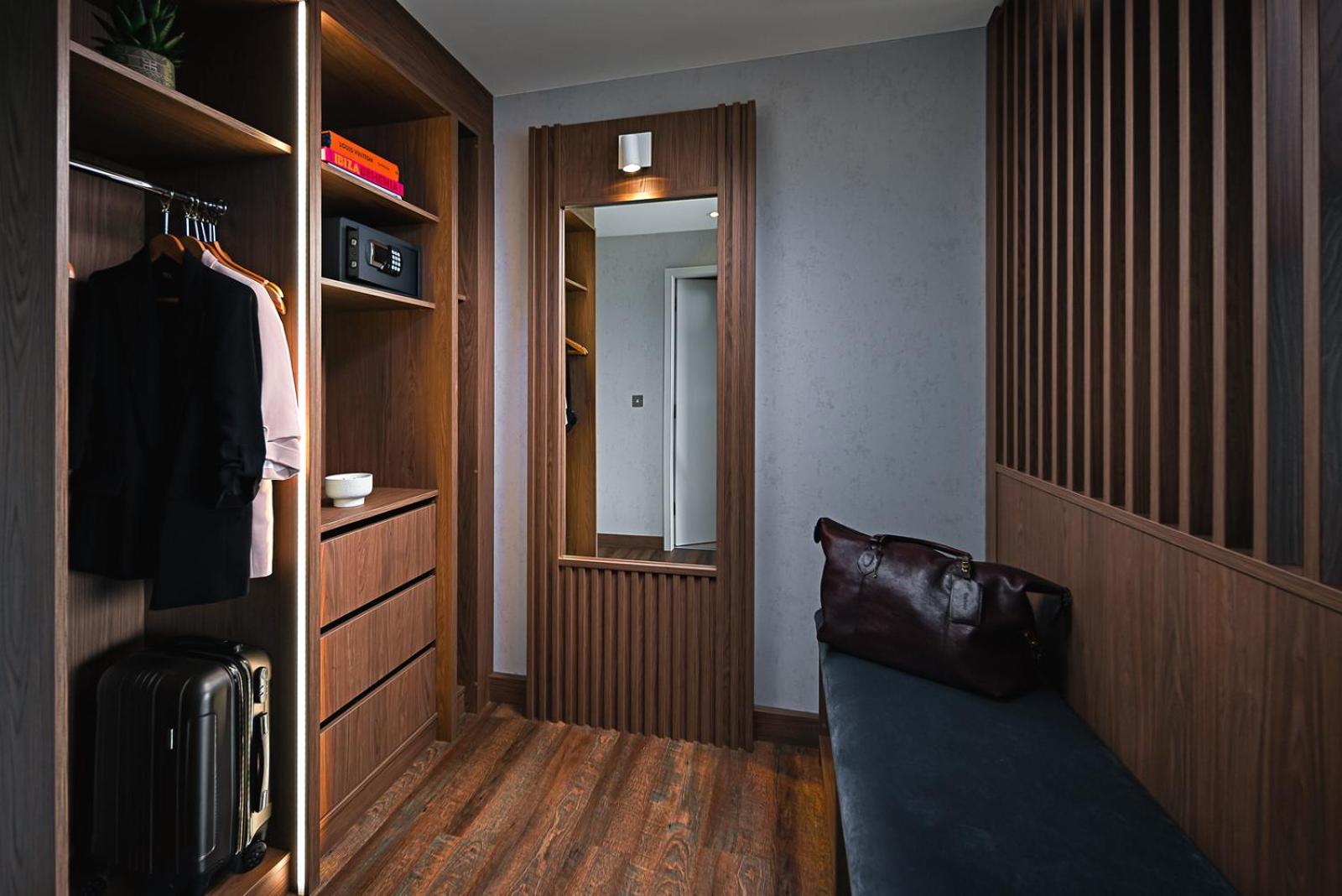 Deluxe Double Room with Balcony - Photo 7