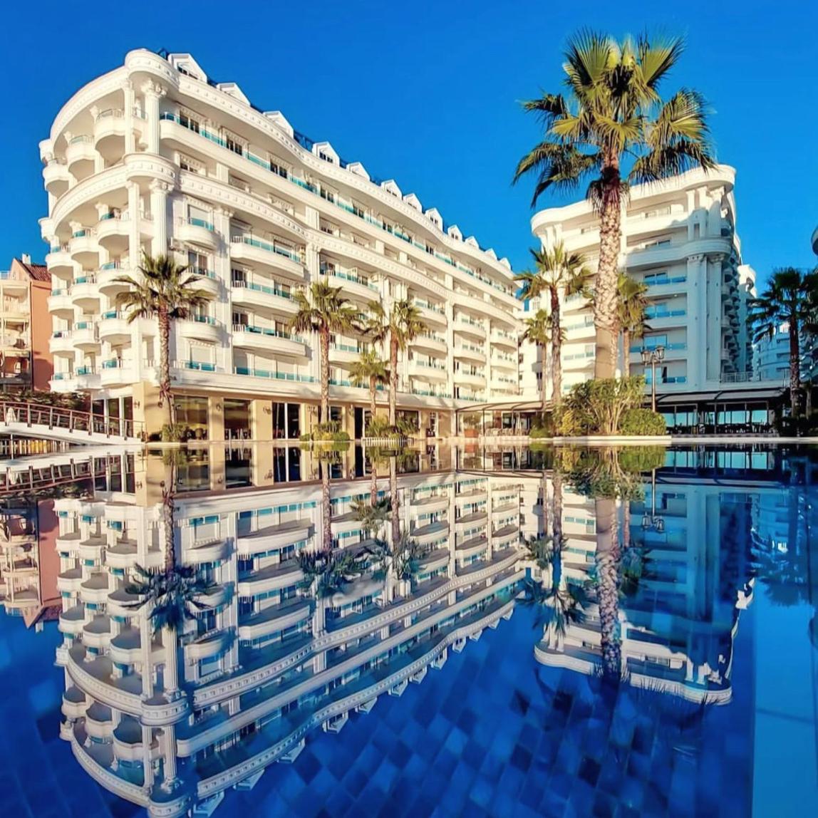Apartment With Pool View