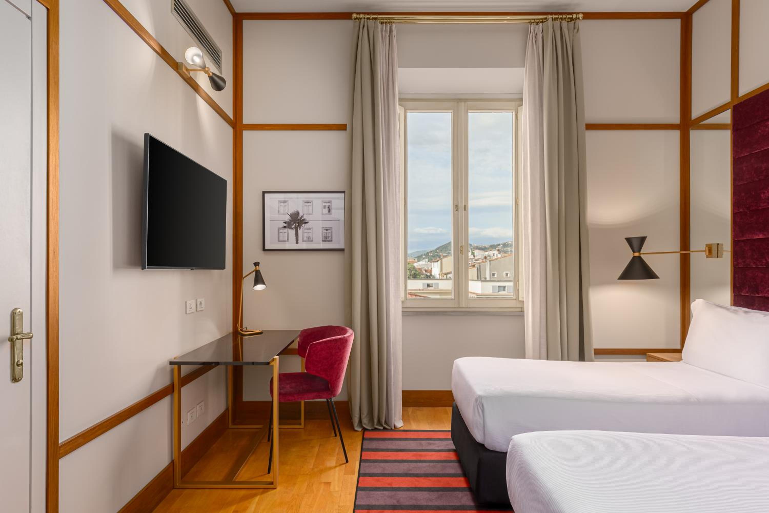 Available room thumbnail 5