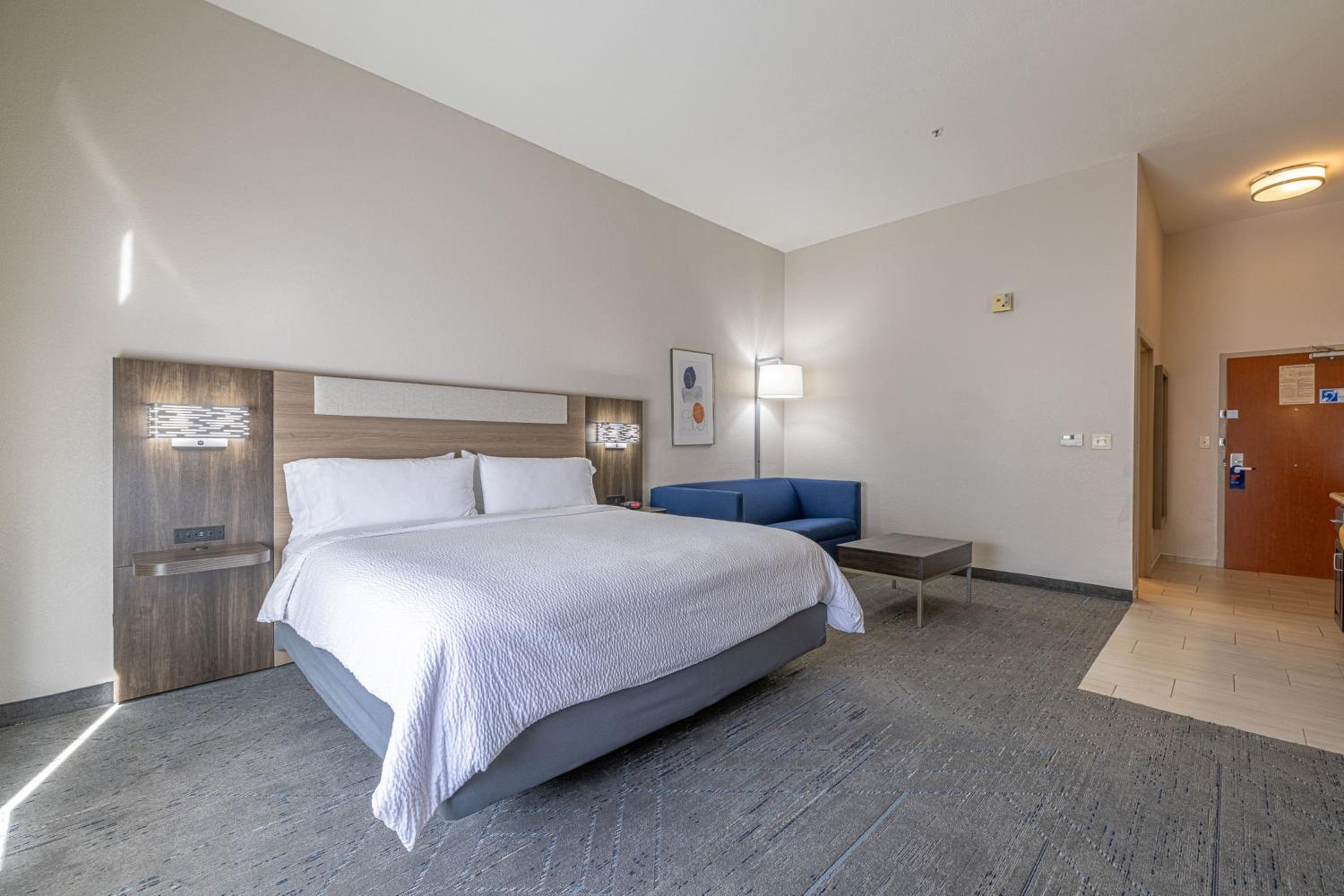 One-Bedroom Suite with Sofa Bed - Photo 2