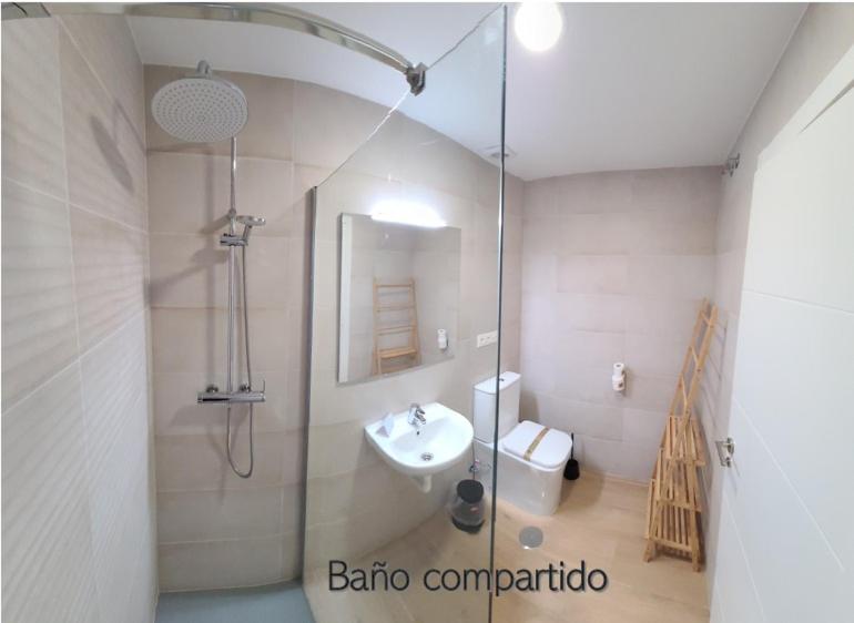 Single Room with Shared Bathroom photo 2
