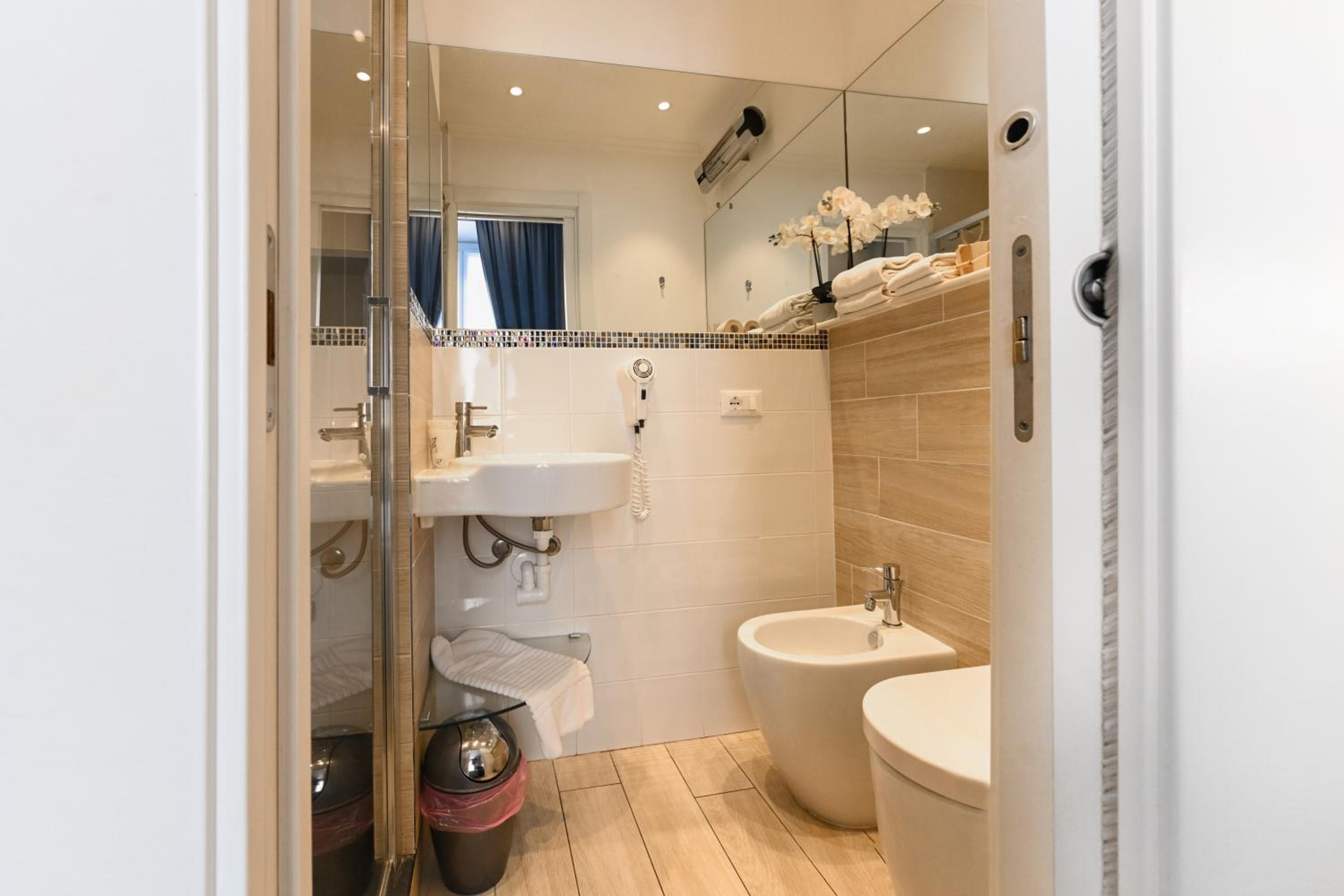 Double Room - Photo 6