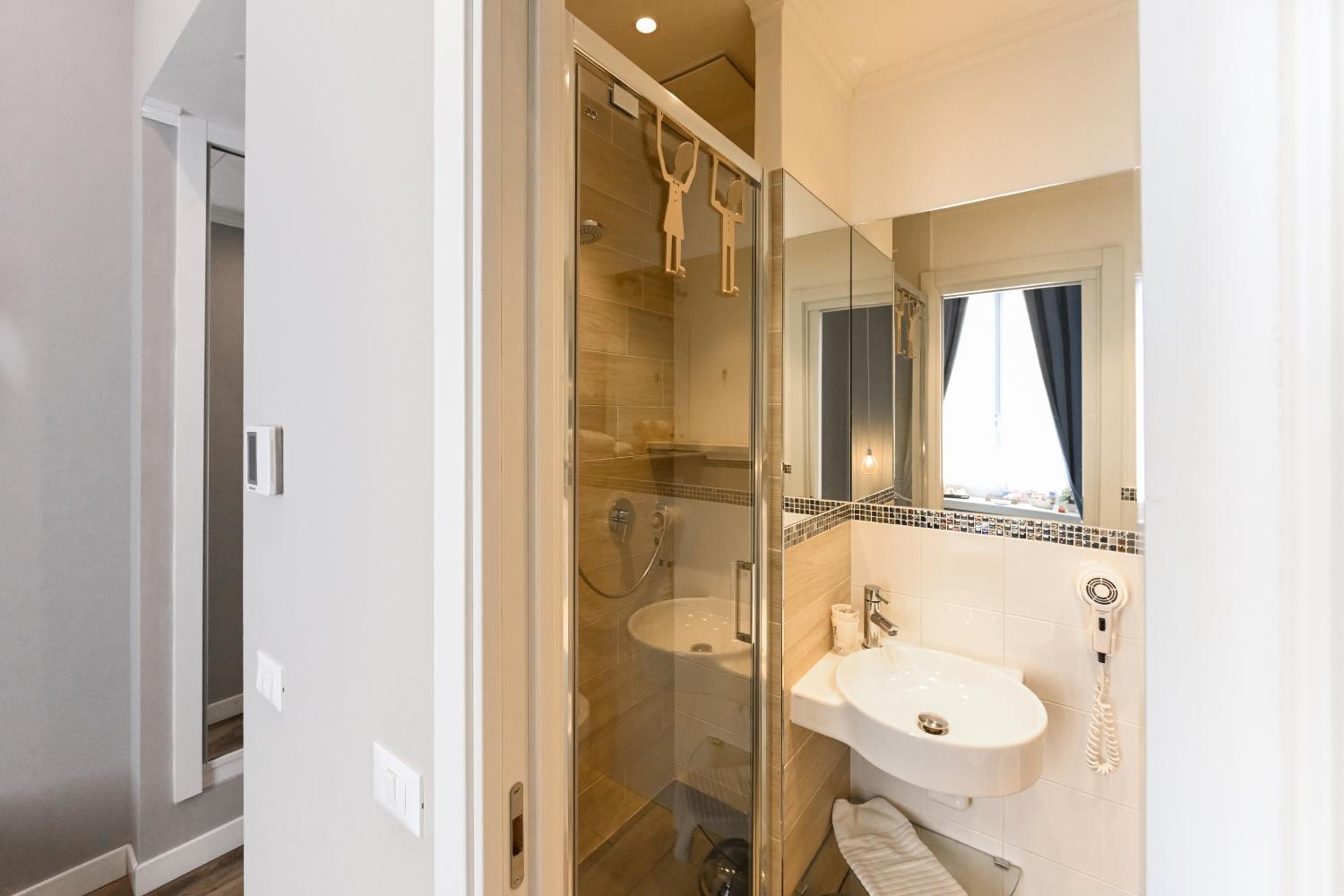 Double Room - Photo 7