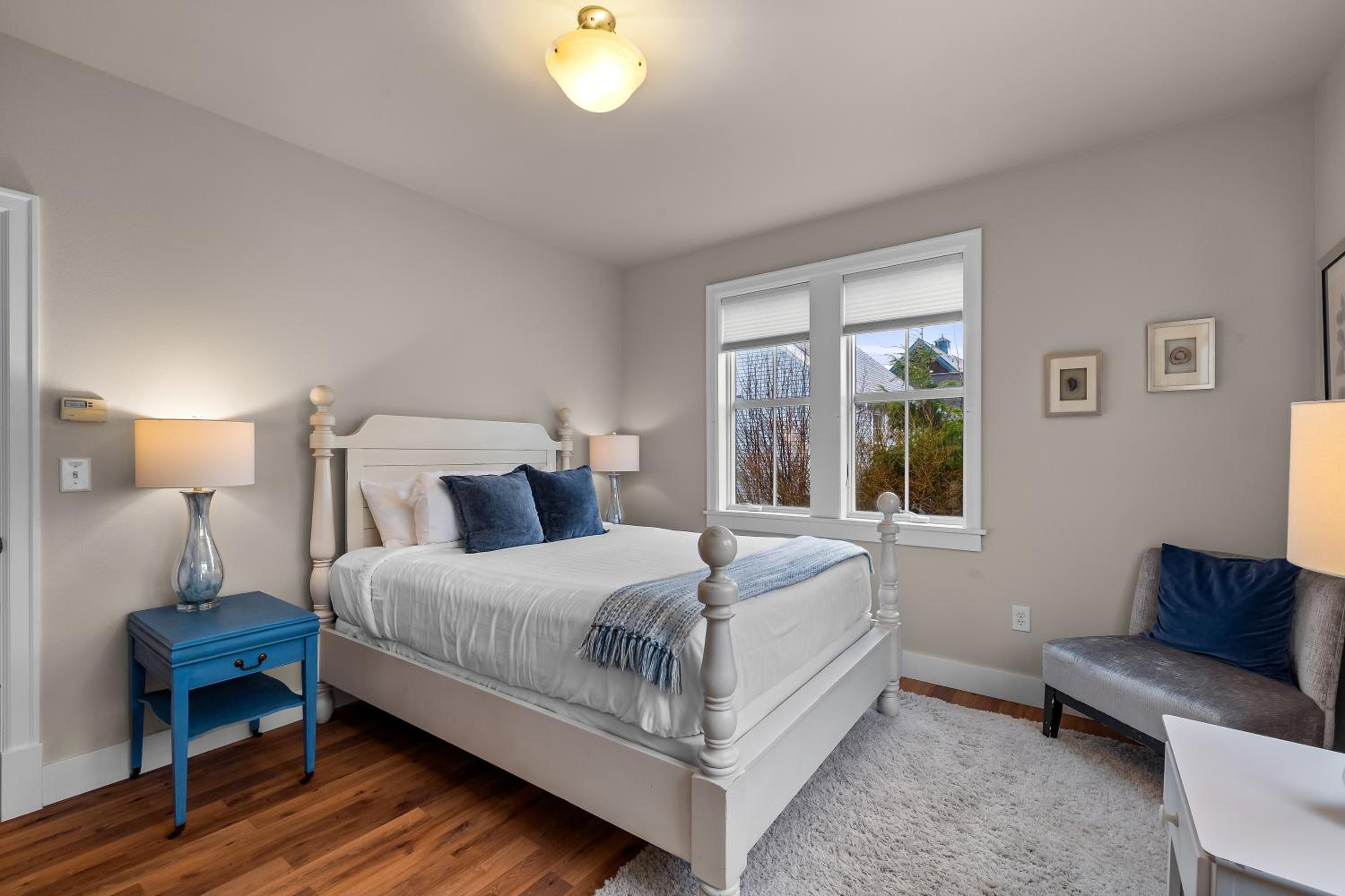 Six-Bedroom House photo 2