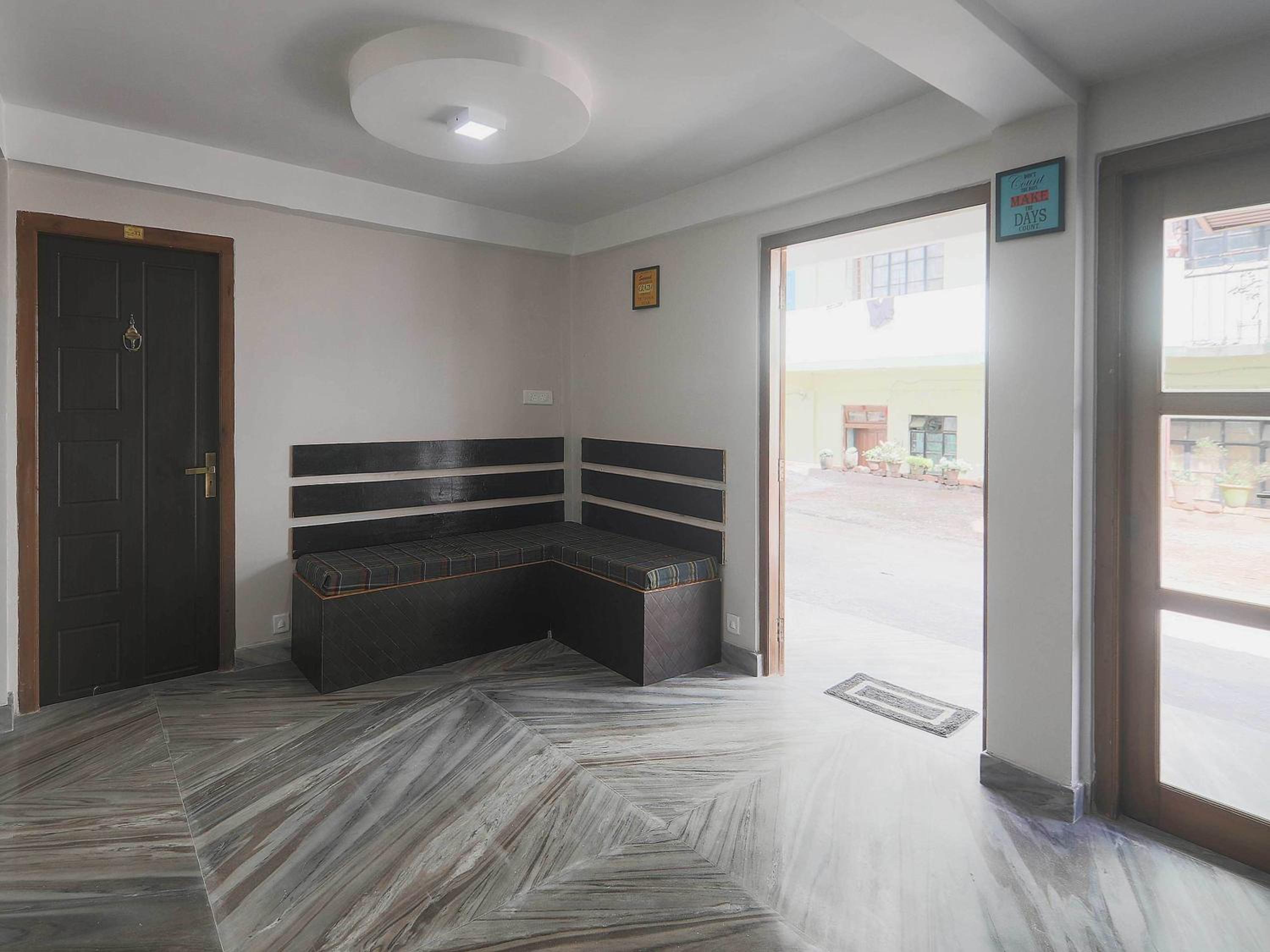 Standard Double Room - Photo 11