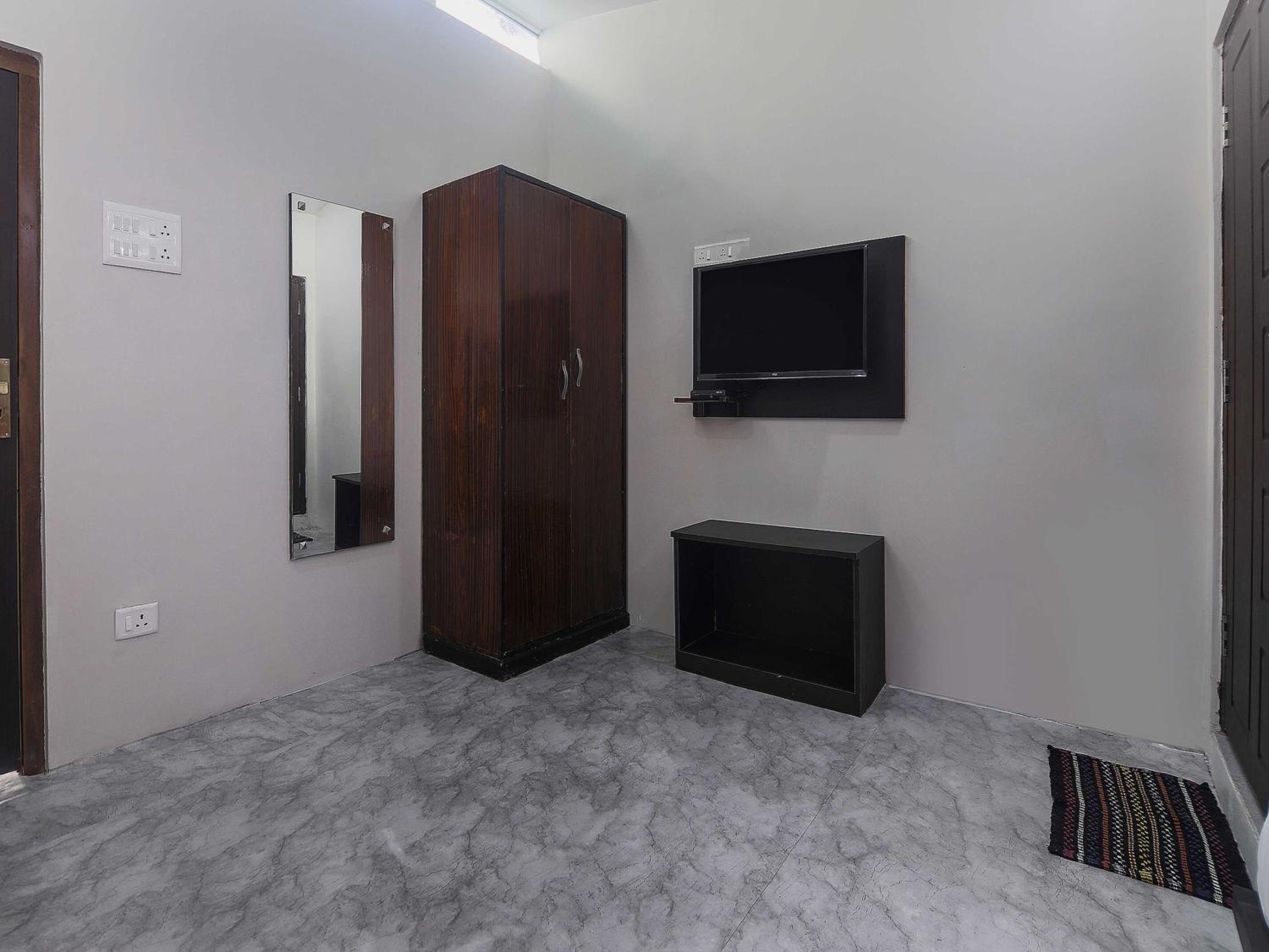 Standard Double Room - Photo 12