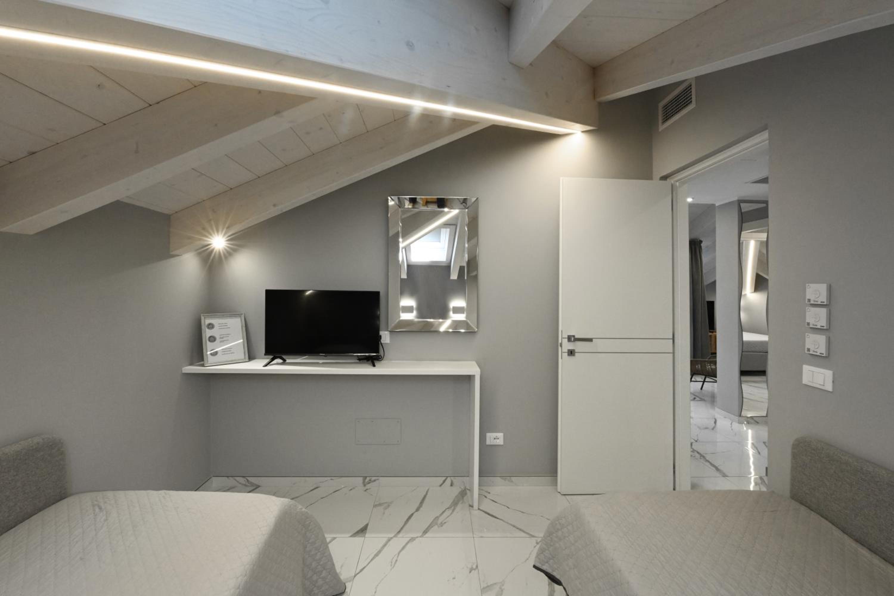 Suite with Terrace - Photo 11