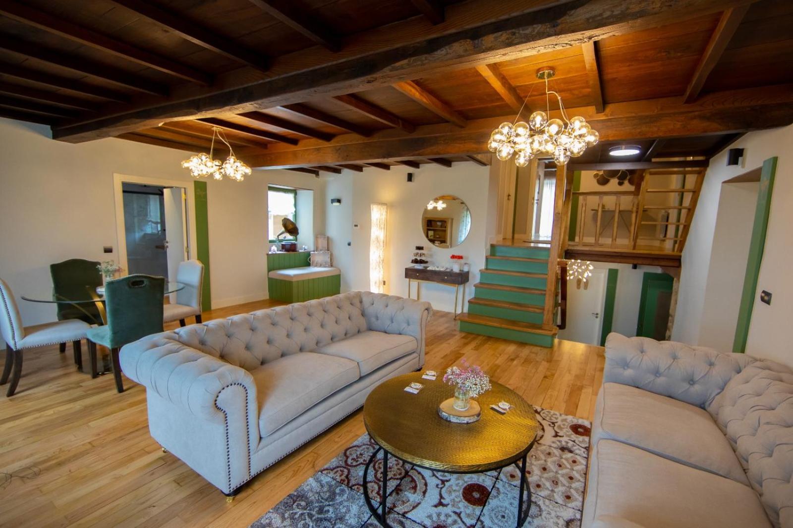 Six-Bedroom House - Photo 1