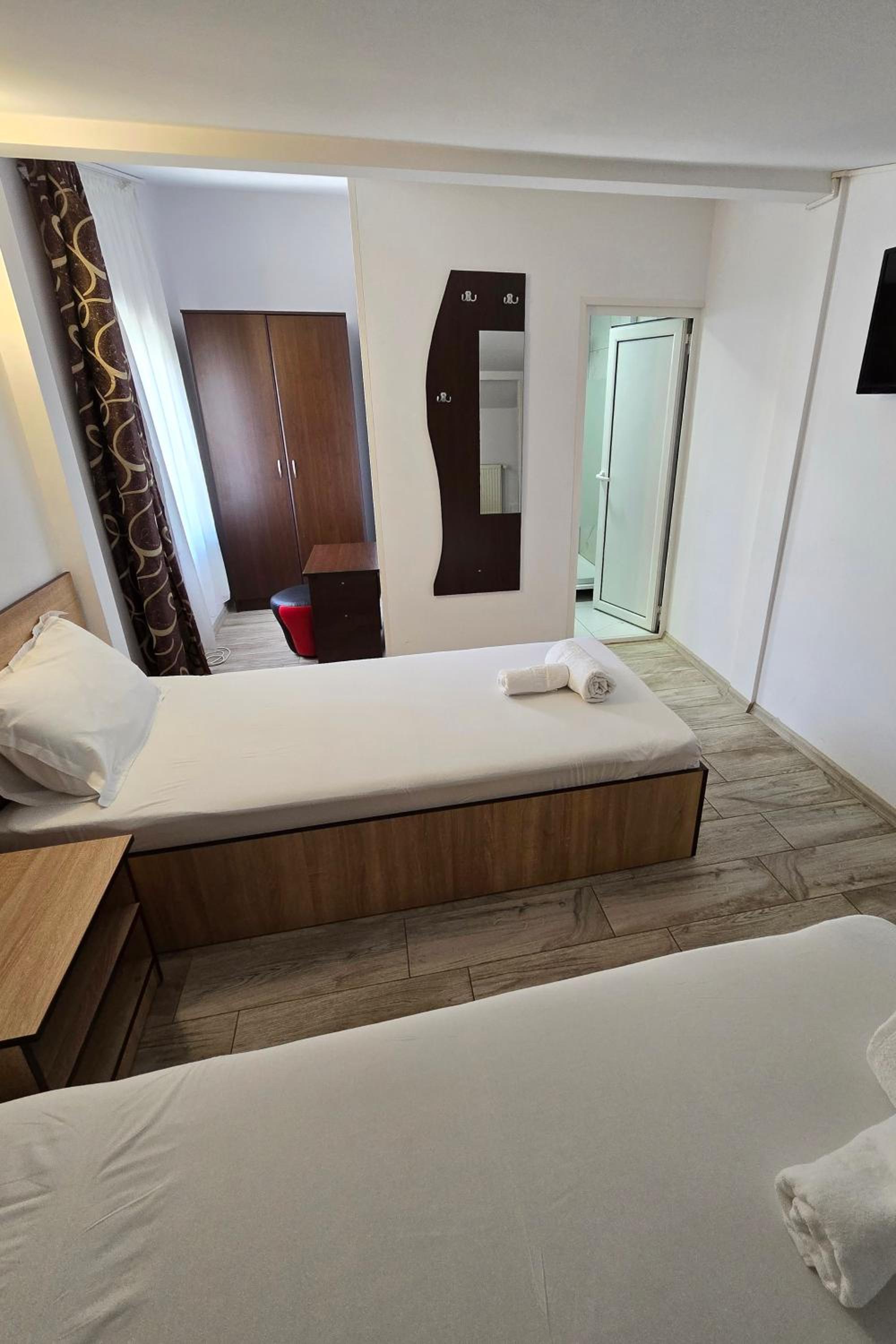 Twin Room - Photo 8