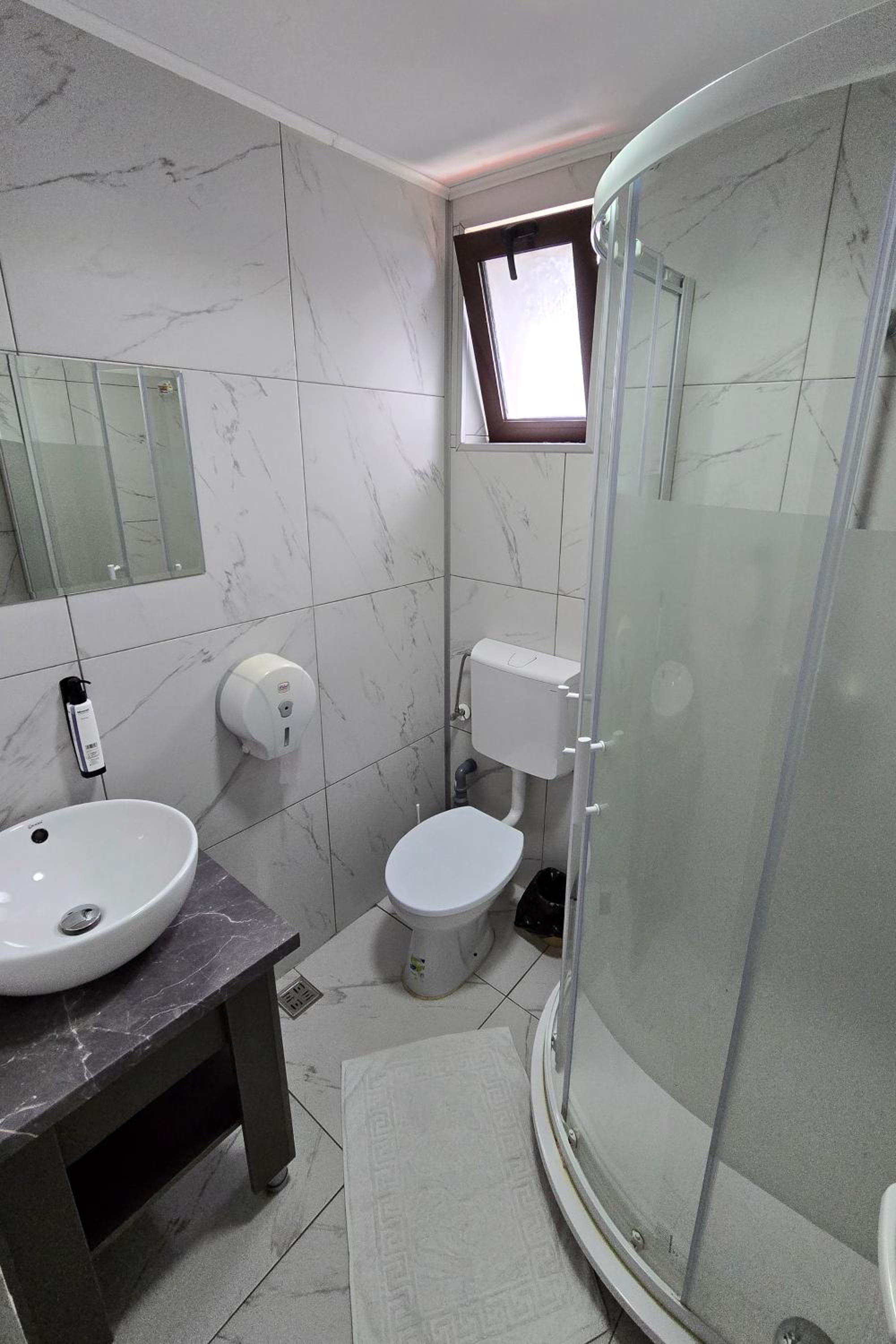 Twin Room - Photo 2