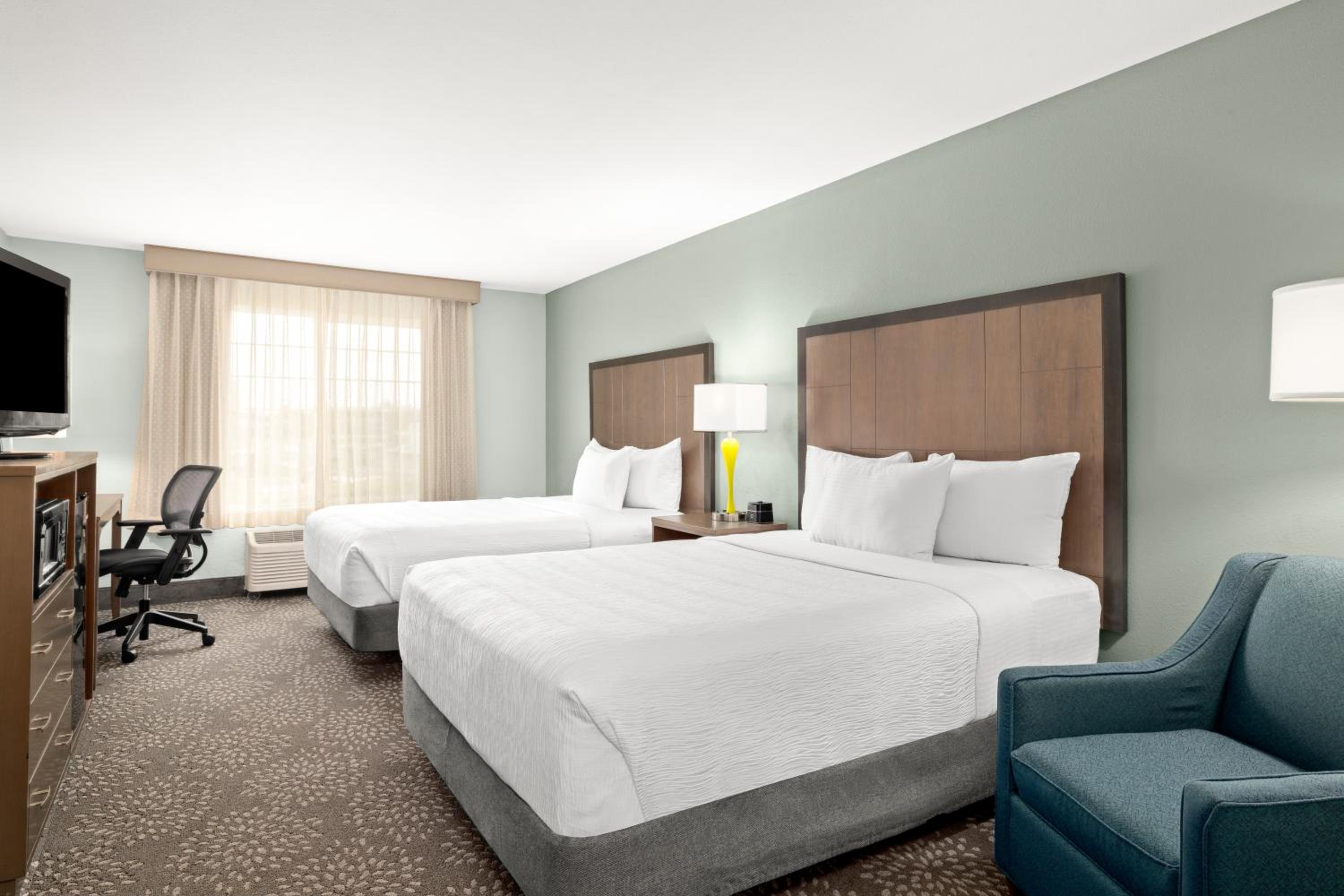 Deluxe Queen Room with Two Queen Beds - Photo 5