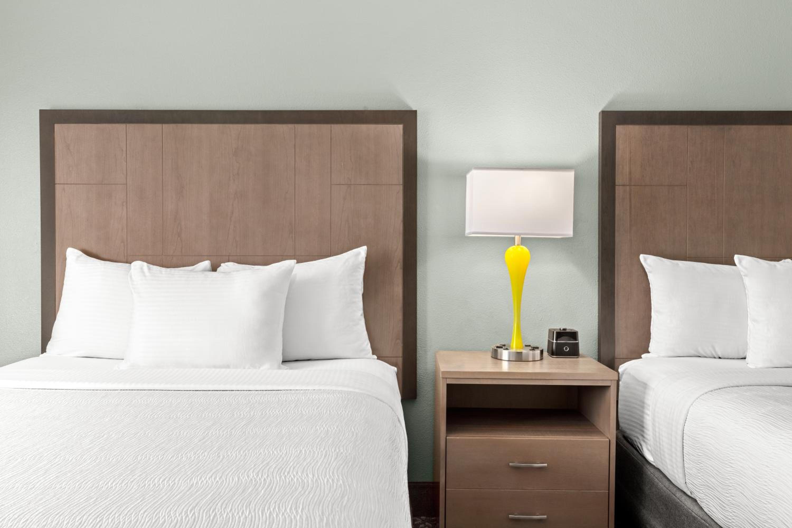 Deluxe Queen Room with Two Queen Beds - Photo 4