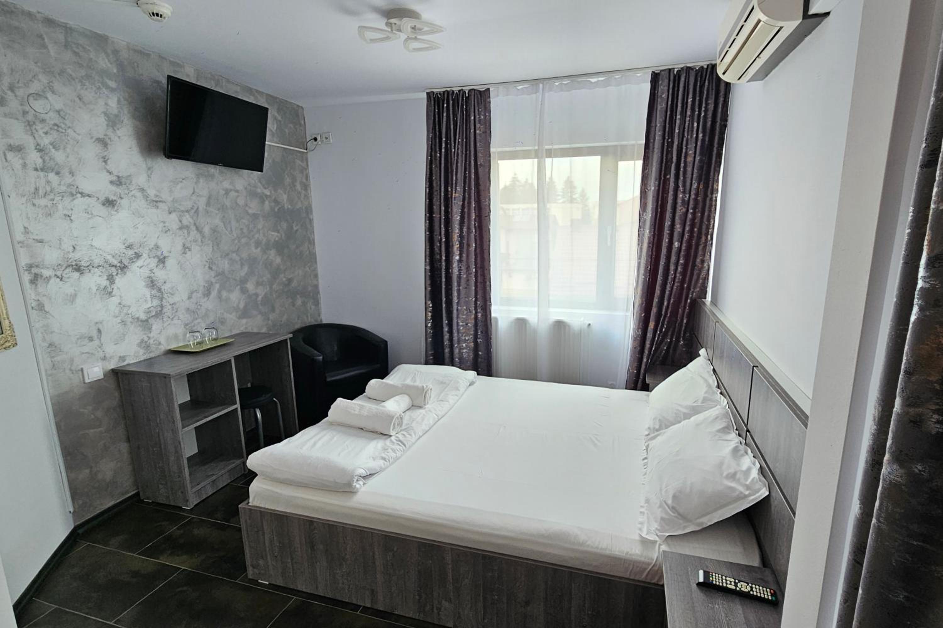 One-Bedroom Apartment - Photo 12