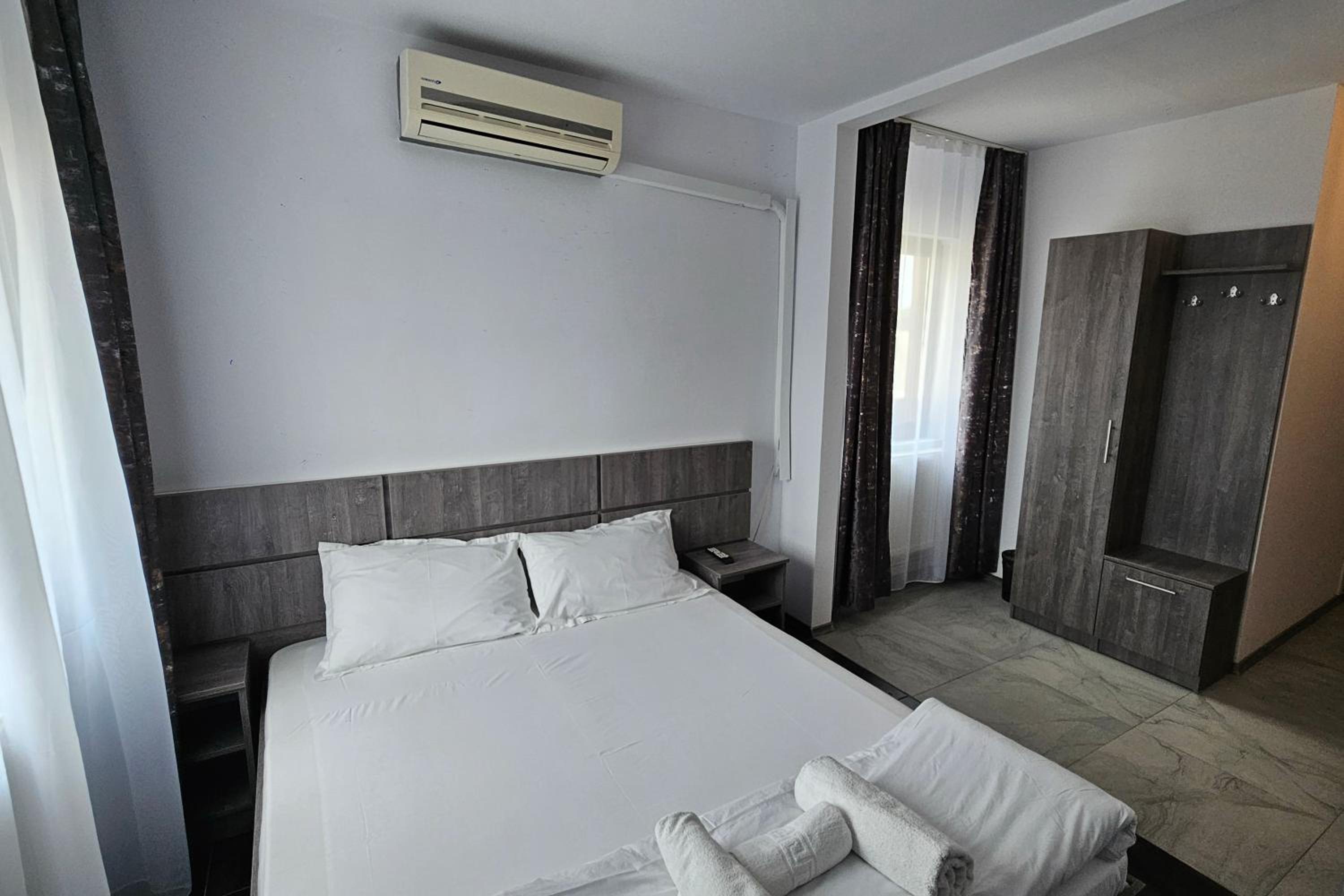 One-Bedroom Apartment - Photo 2