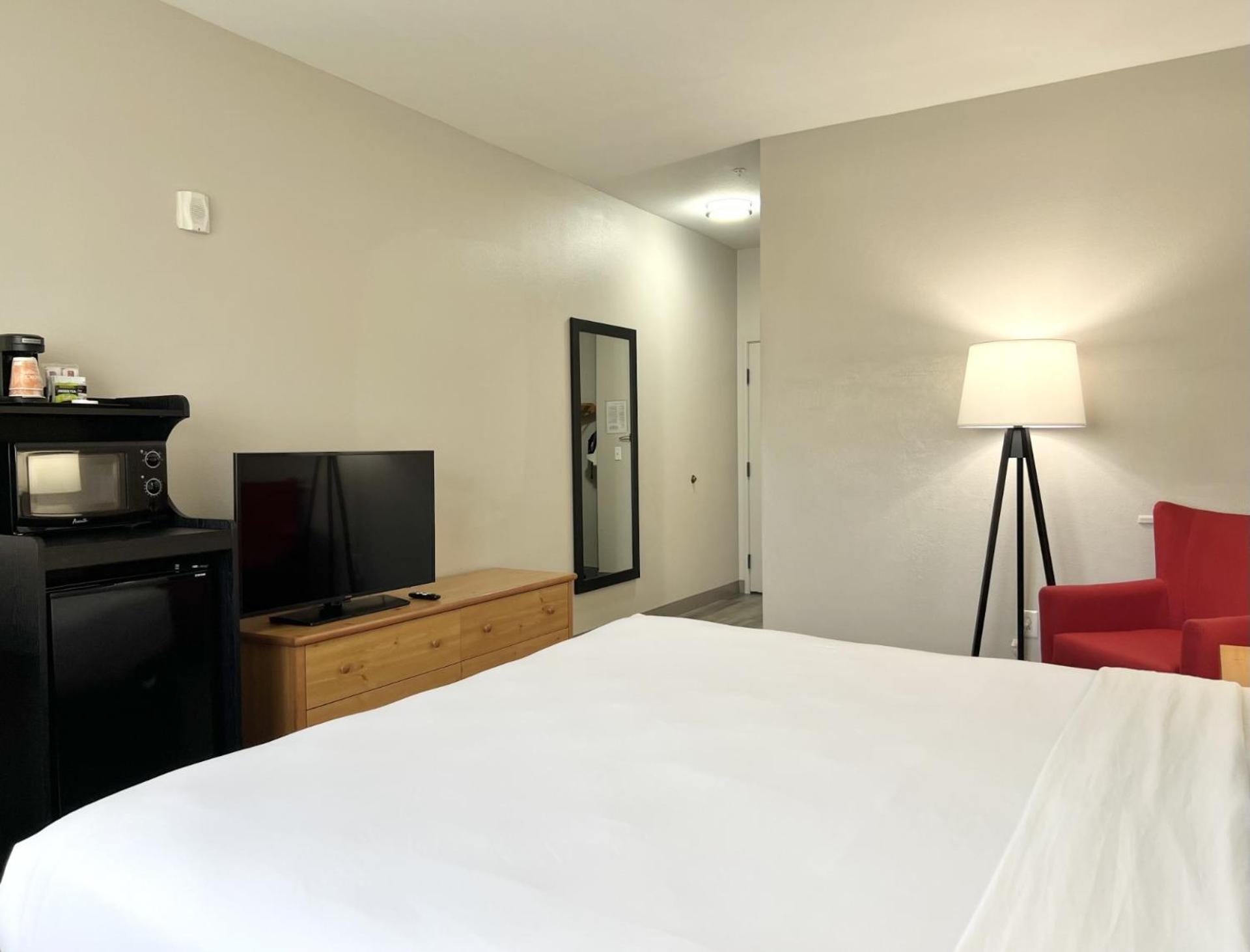 King Room - Non-Smoking - Photo 3