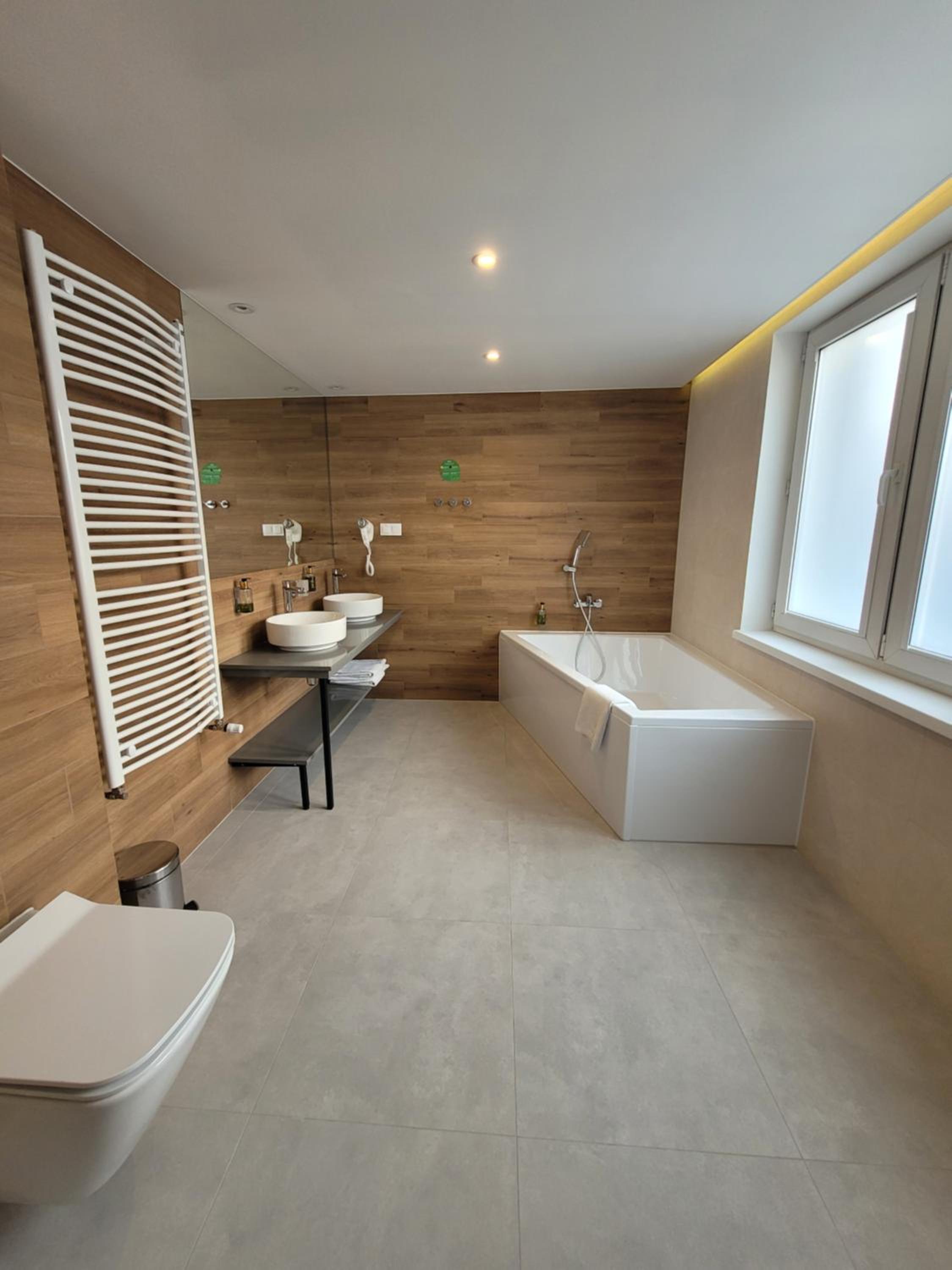 Deluxe Double Room with Bath thumbnail 5