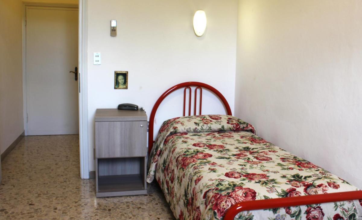 Single Room with Private Bathroom photo 3