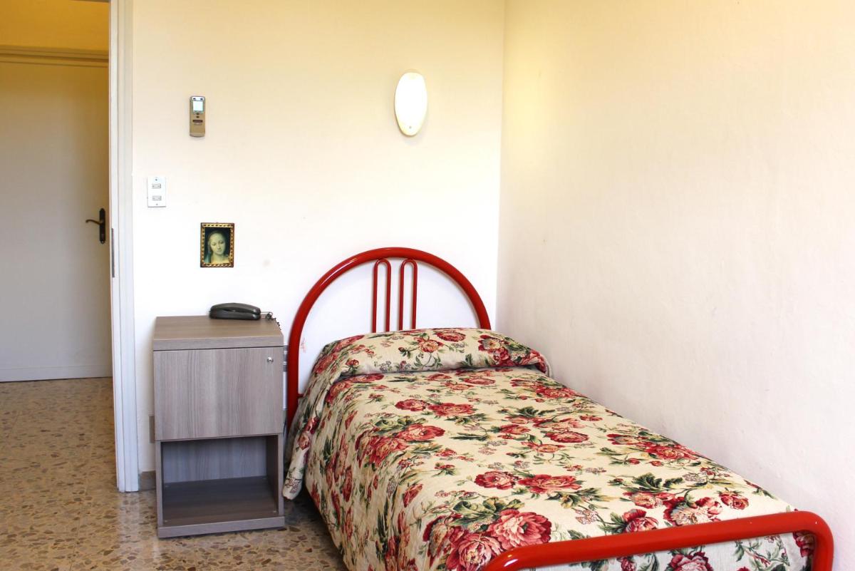 Single Room with Private Bathroom photo 2