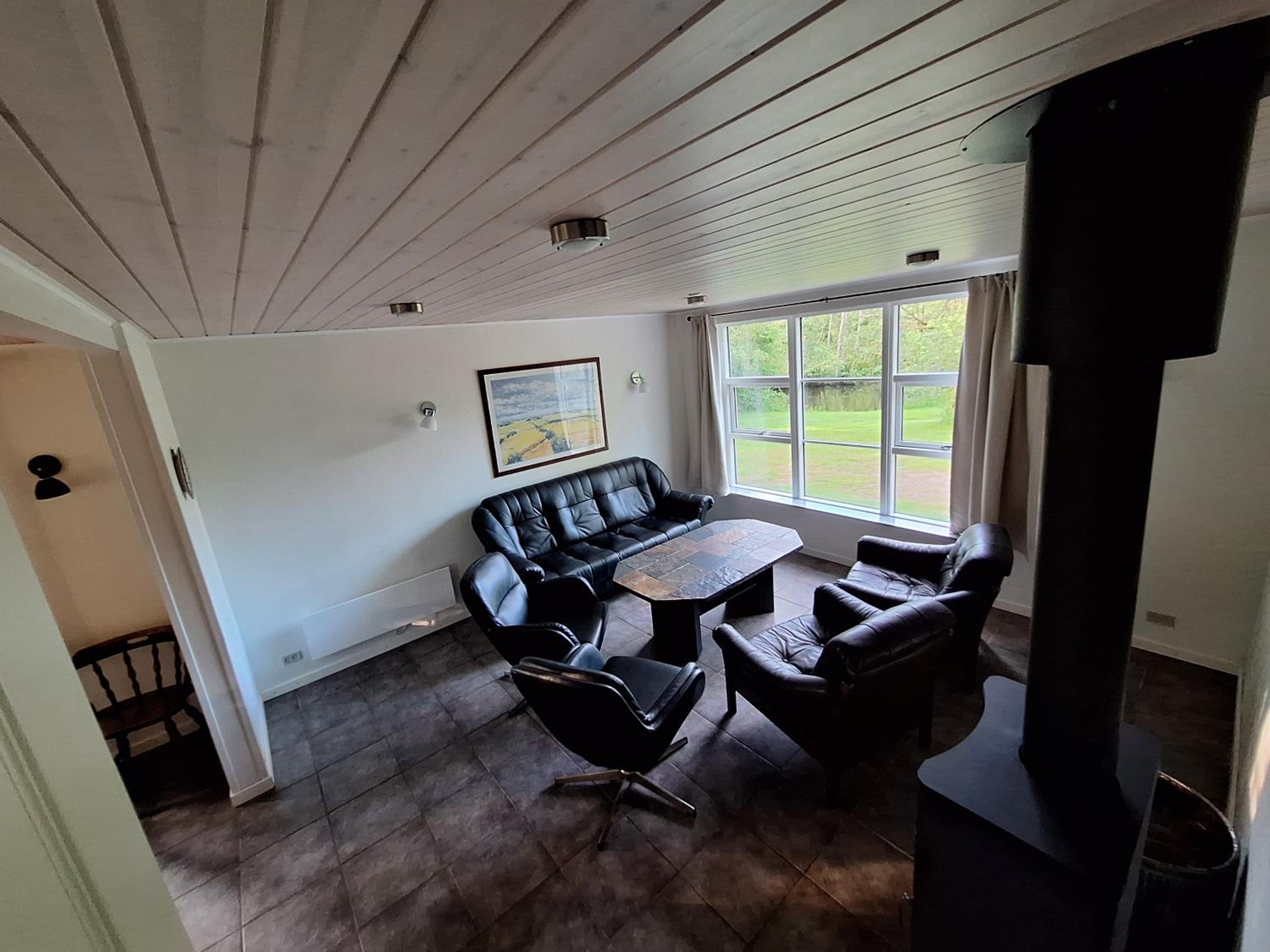 Five-Bedroom House photo 1