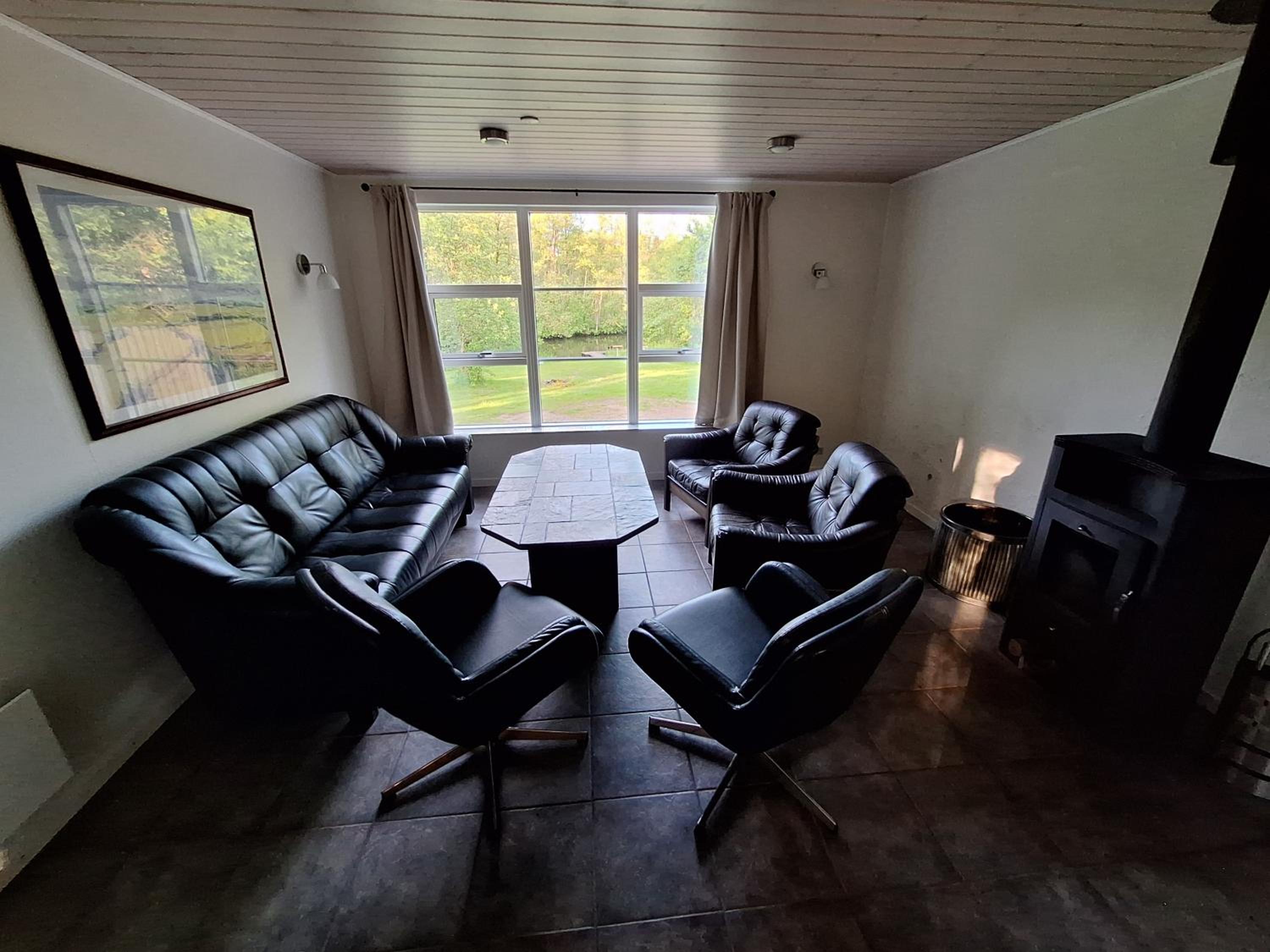 Five-Bedroom House photo 2