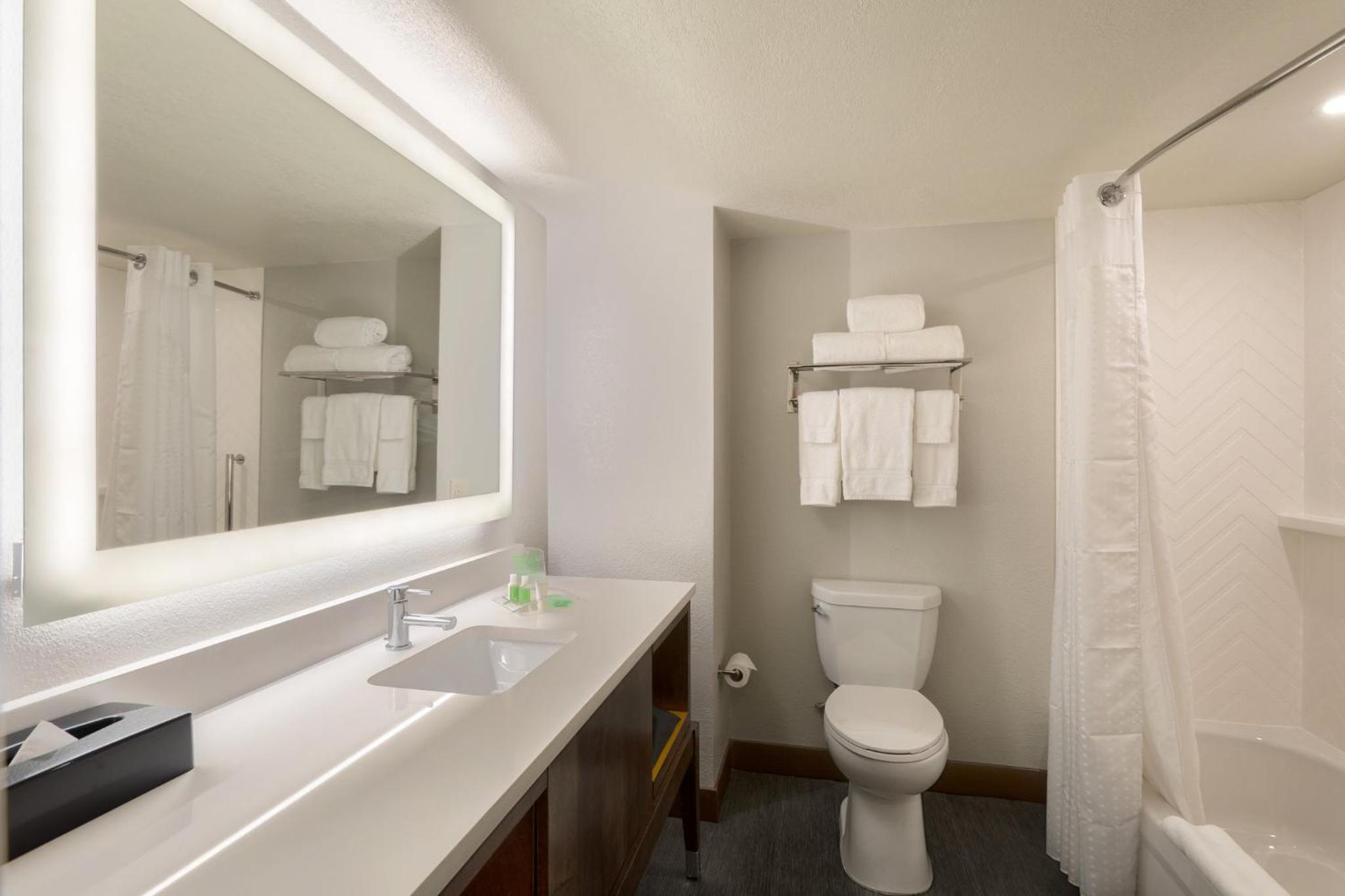 Queen Room with Two Queen Beds thumbnail 5