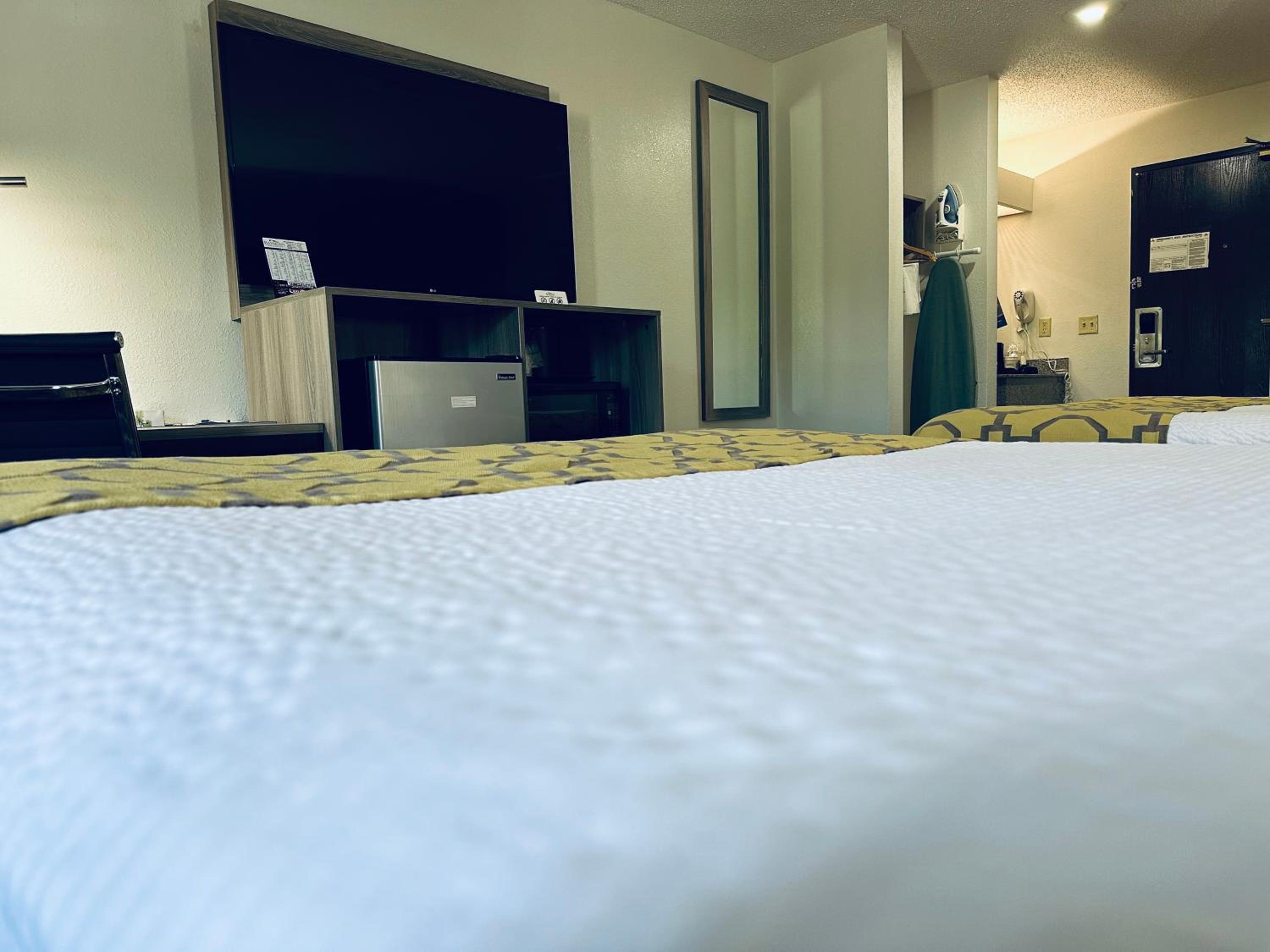 Queen Room with Two Queen Beds - Non-Smoking - Photo 4