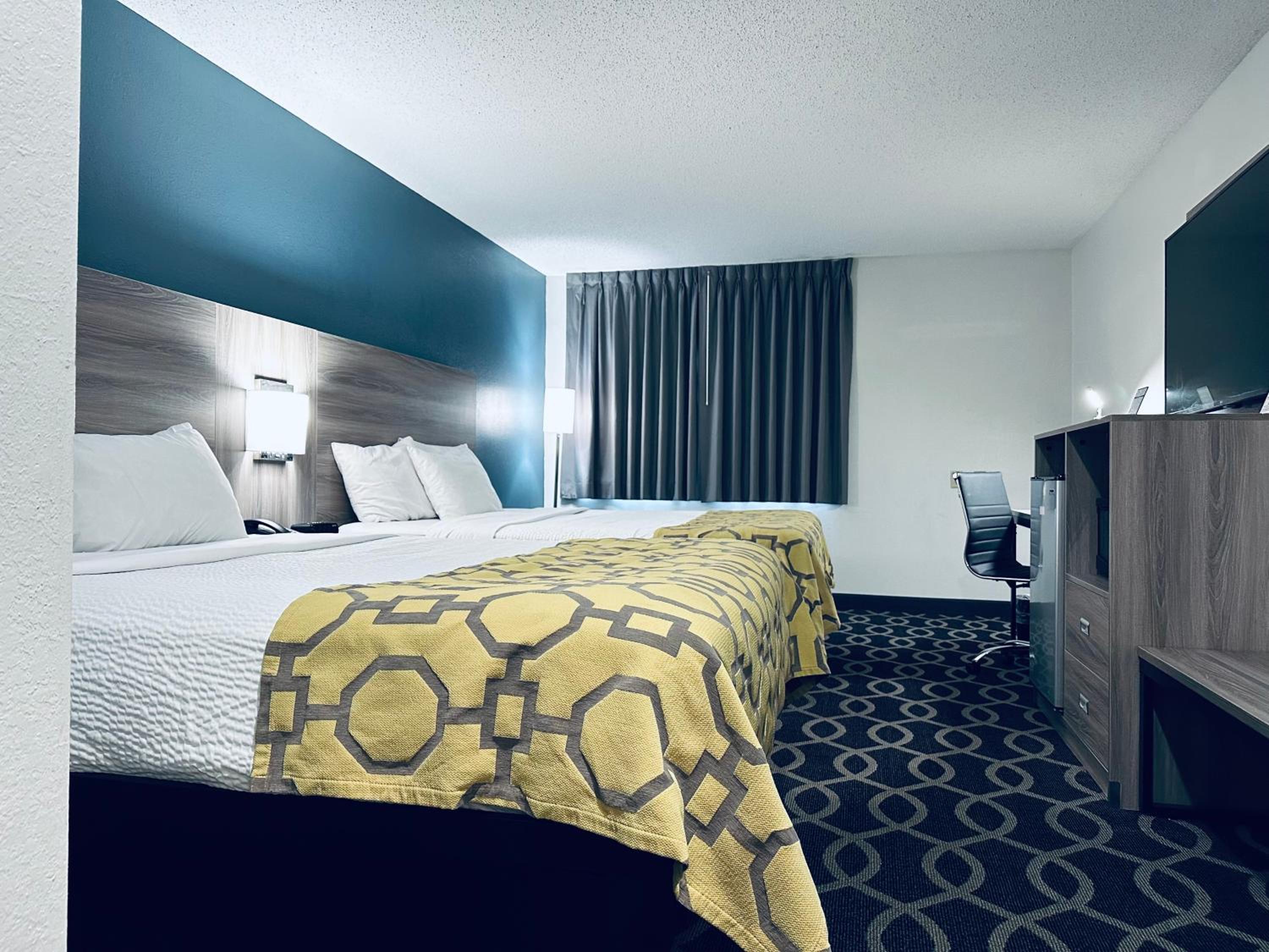 Queen Room with Two Queen Beds - Non-Smoking - Photo 2