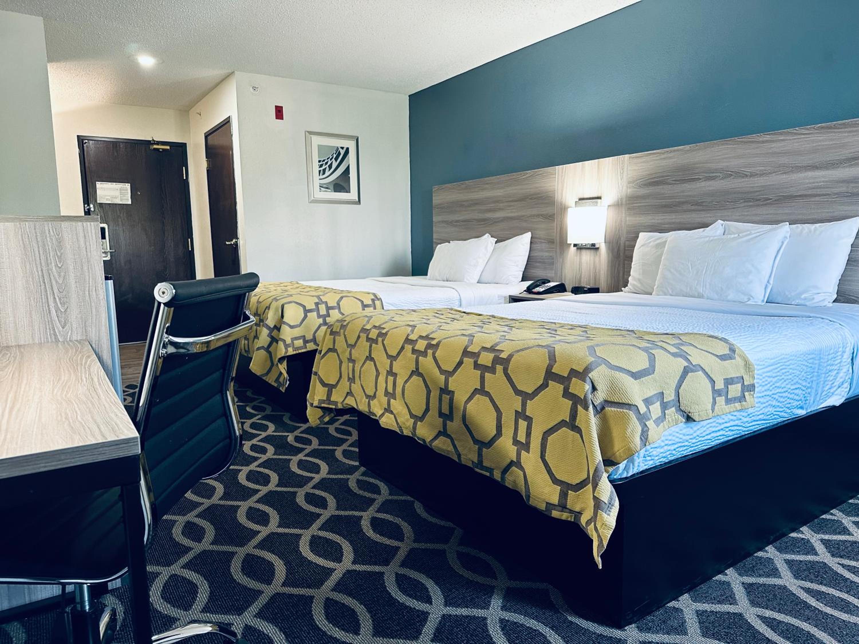 Queen Room with Two Queen Beds - Non-Smoking - Photo 3